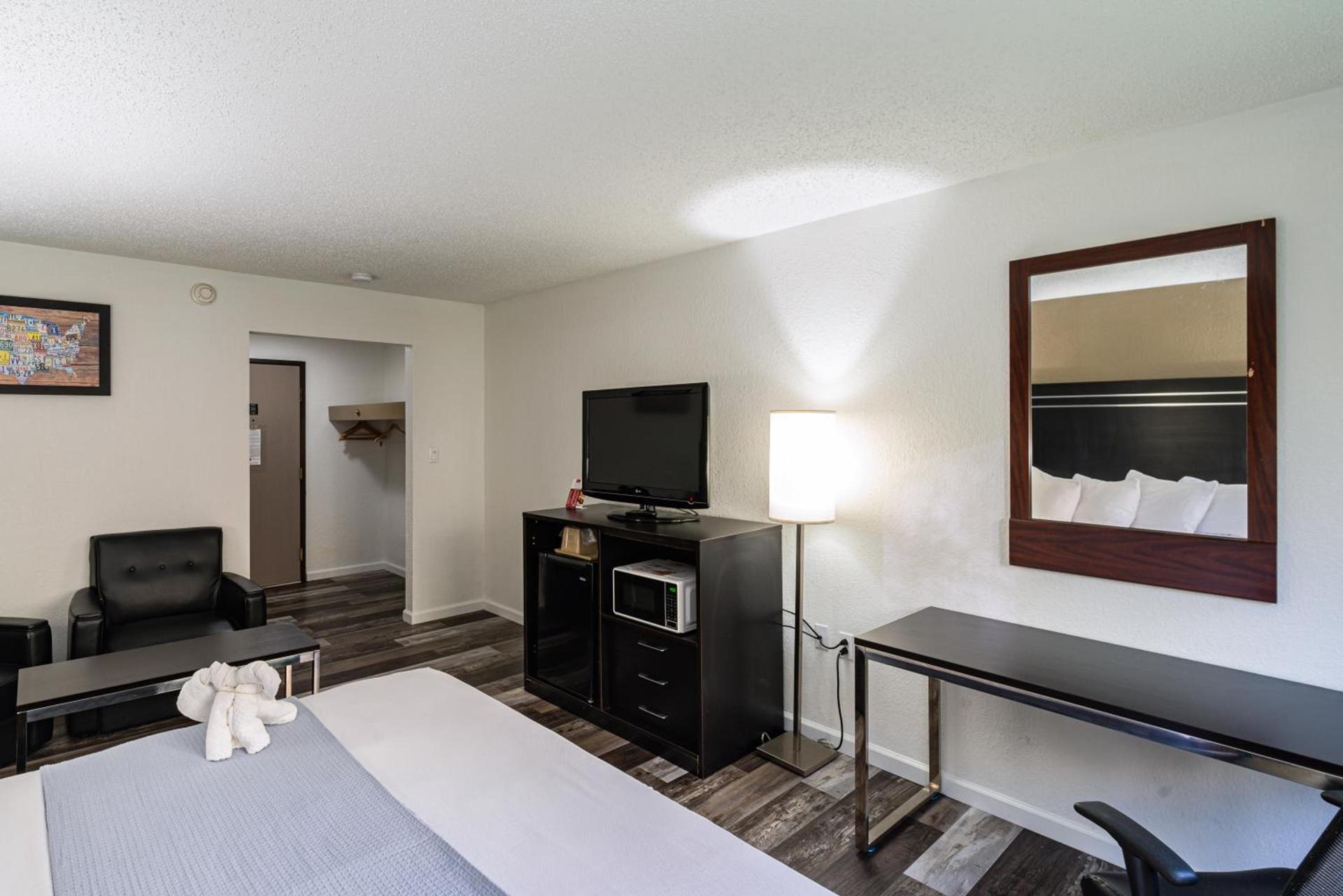 Econo Lodge Cleveland Southeast - Kent photo 3