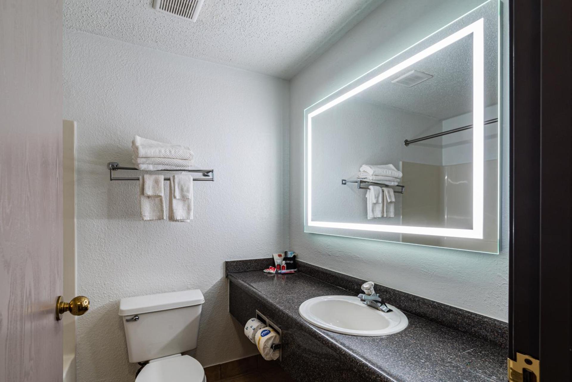 Econo Lodge Cleveland Southeast - Kent photo 8