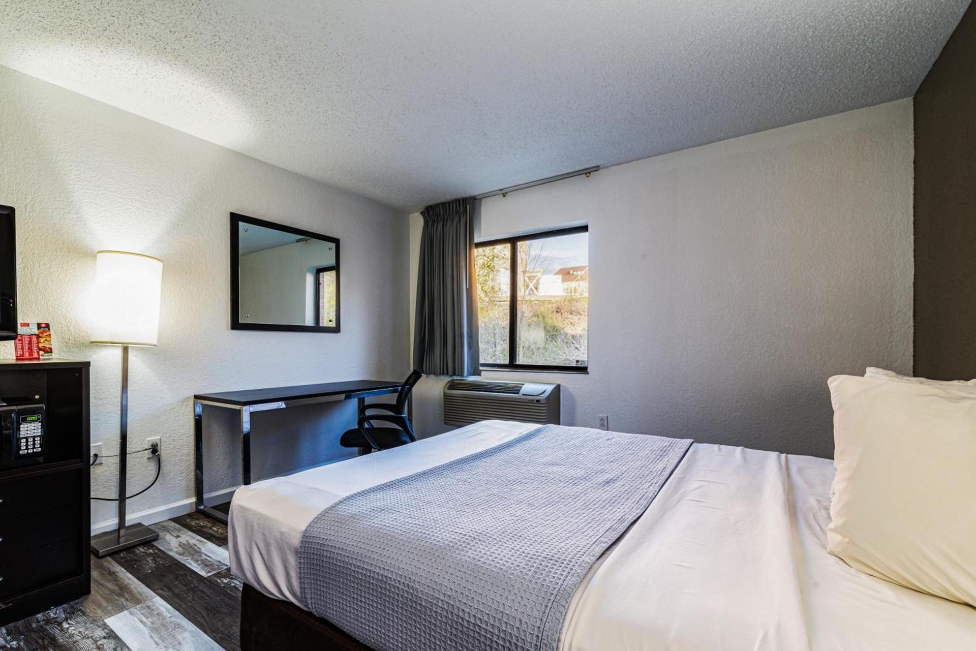 Econo Lodge Cleveland Southeast - Kent photo 11