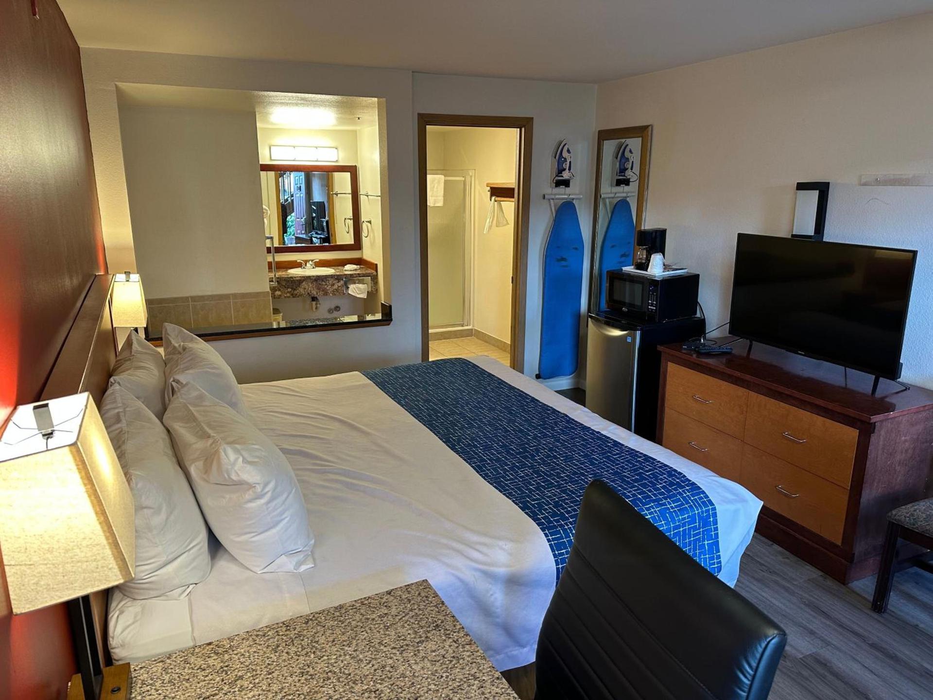 Econo Lodge Edmonds North Seattle photo 17