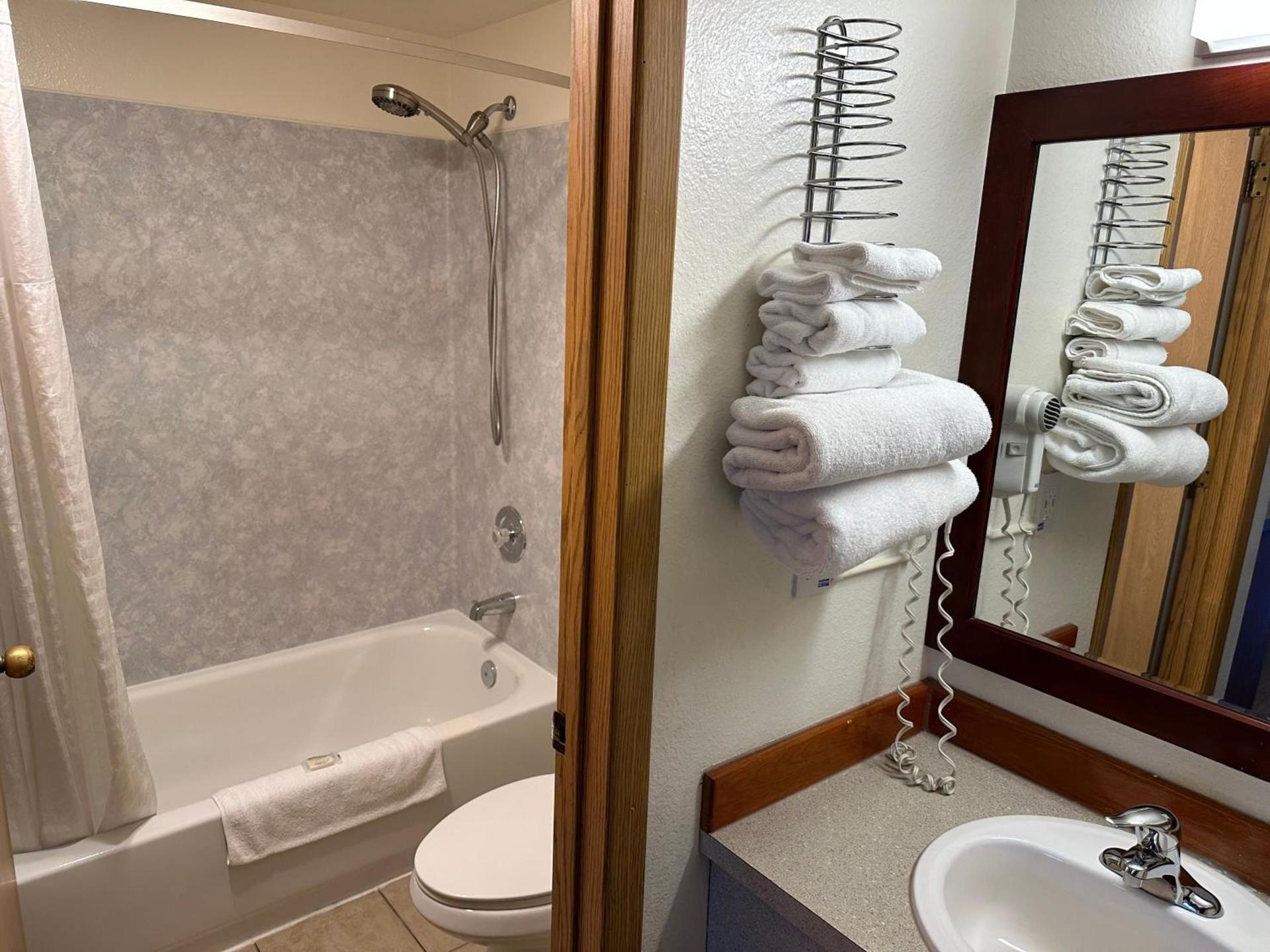 Econo Lodge Edmonds North Seattle photo 41