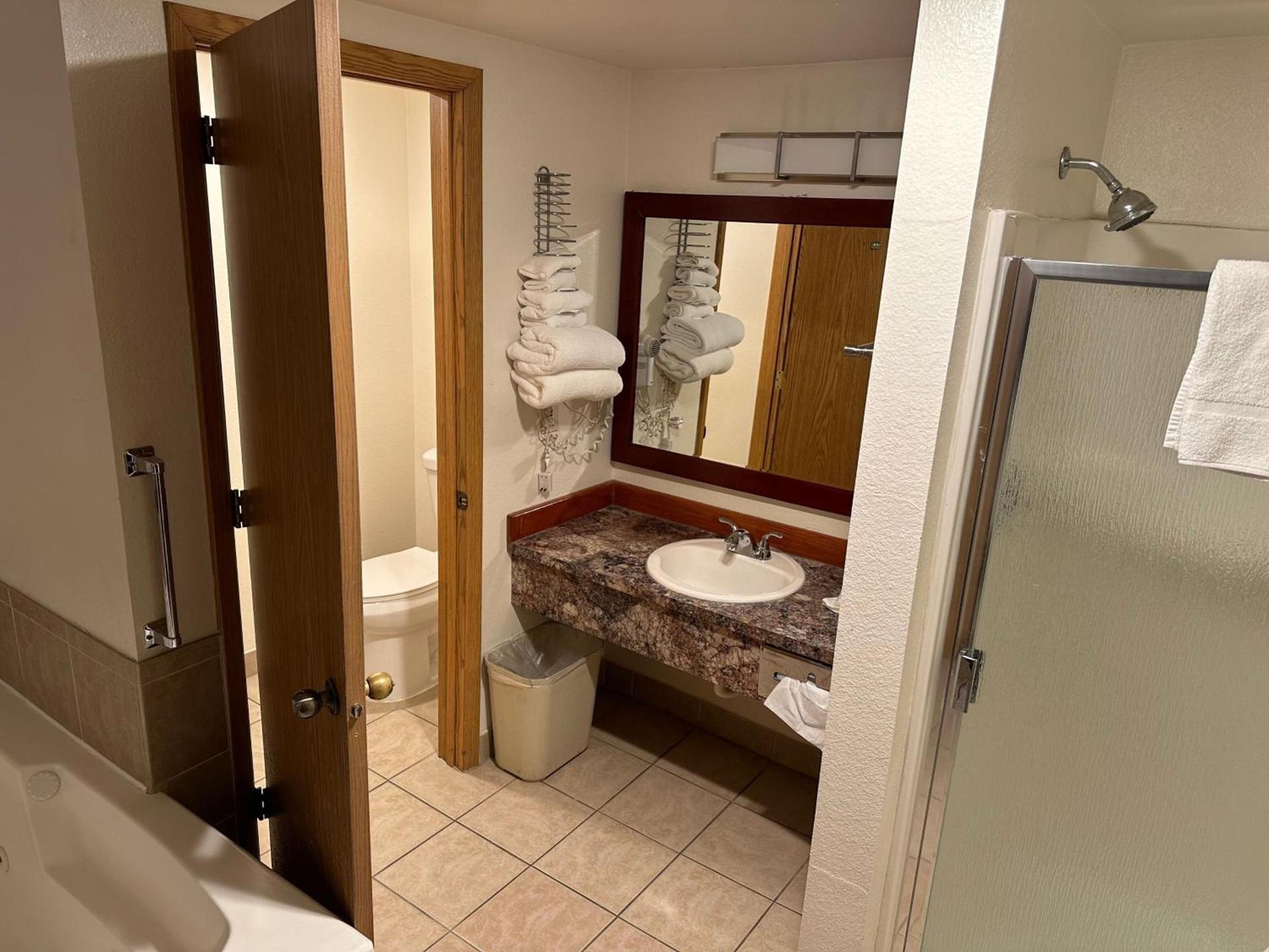 Econo Lodge Edmonds North Seattle photo 35