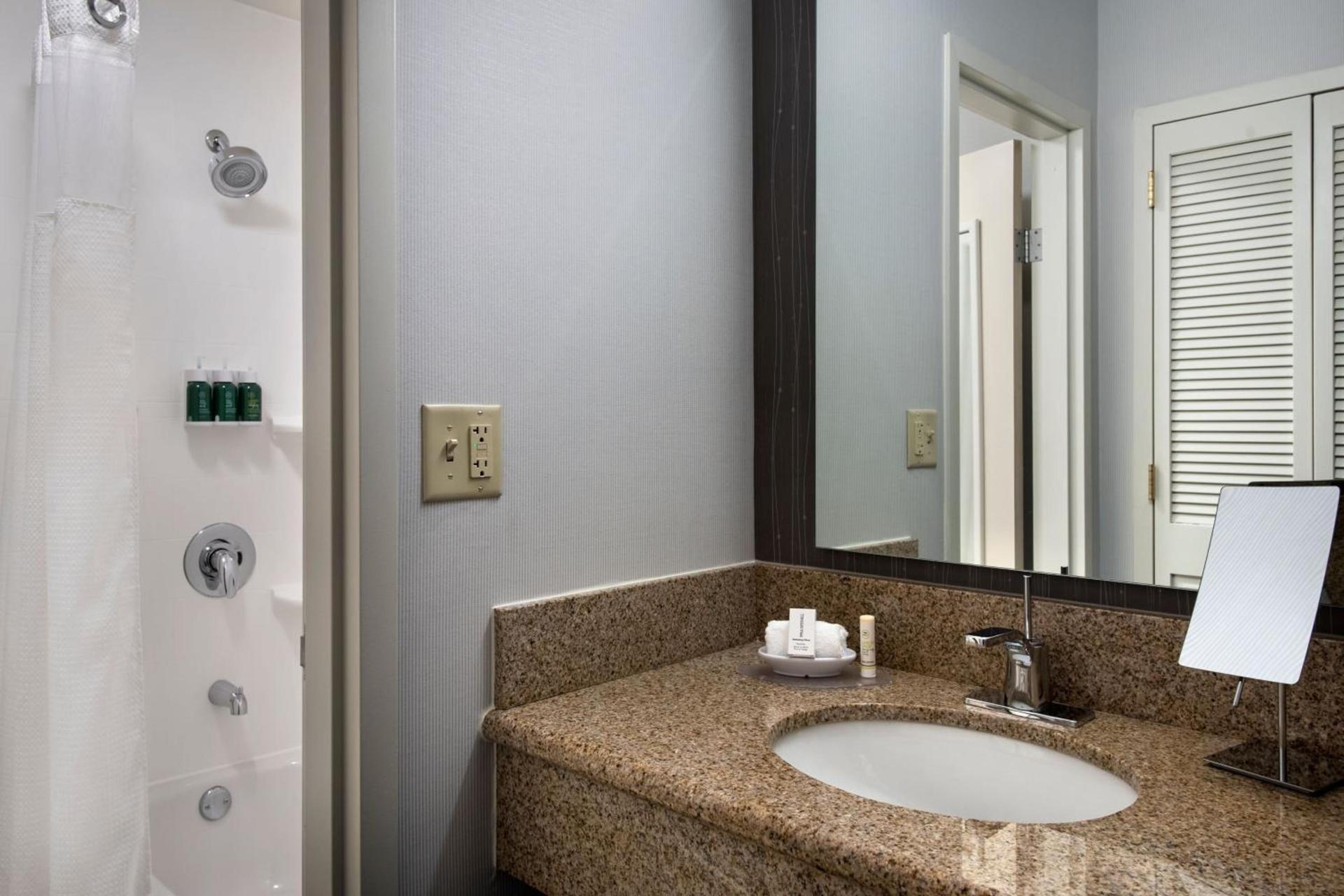 Courtyard by Marriott Mahwah photo 12