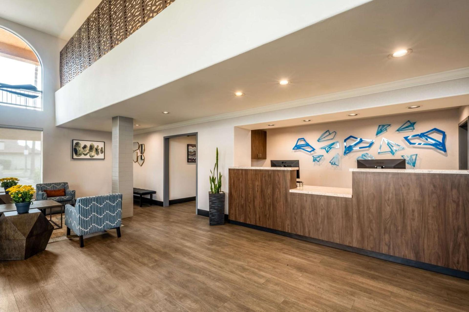 Best Western Inn & Suites Lemoore photo 2