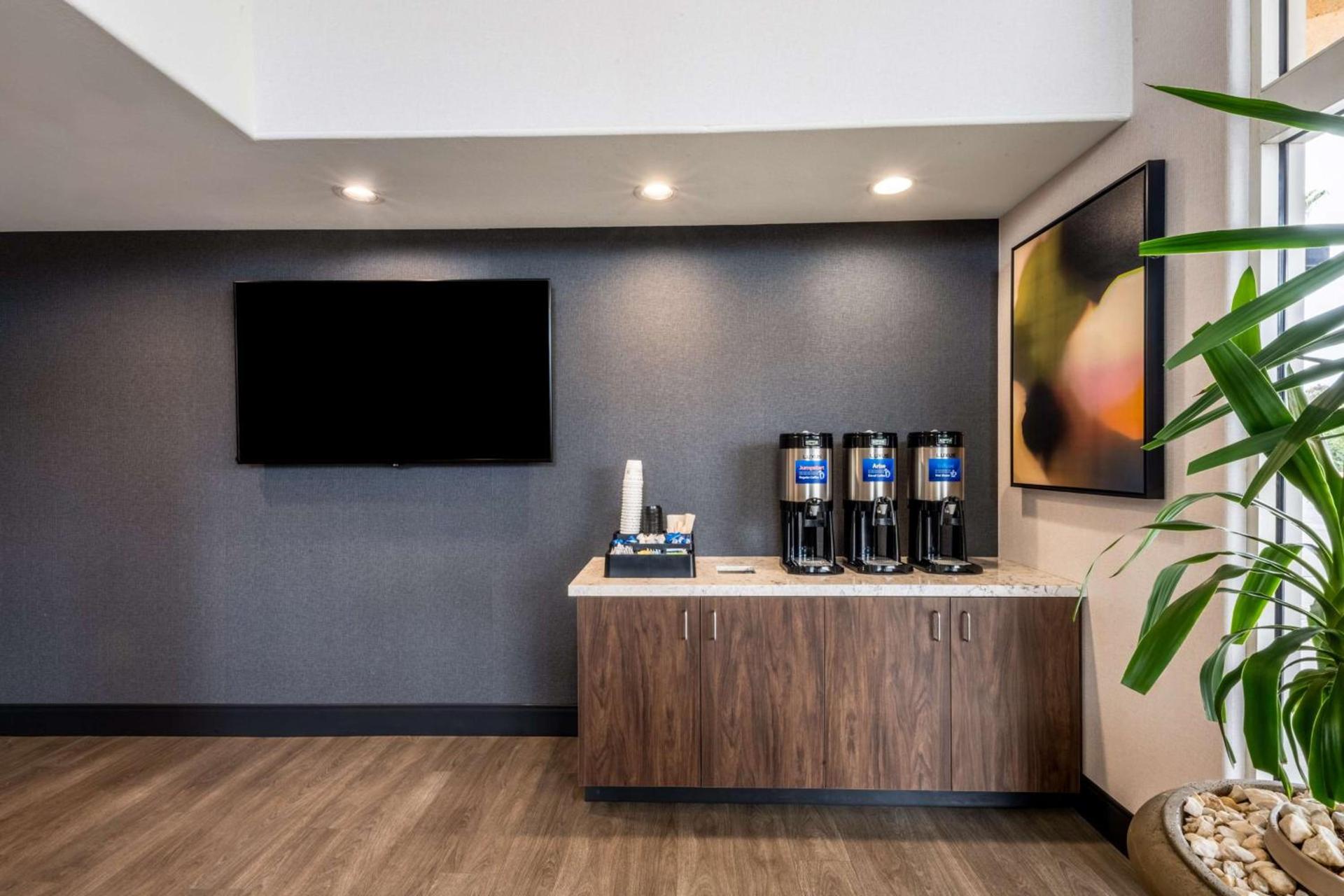 Best Western Inn & Suites Lemoore photo 16