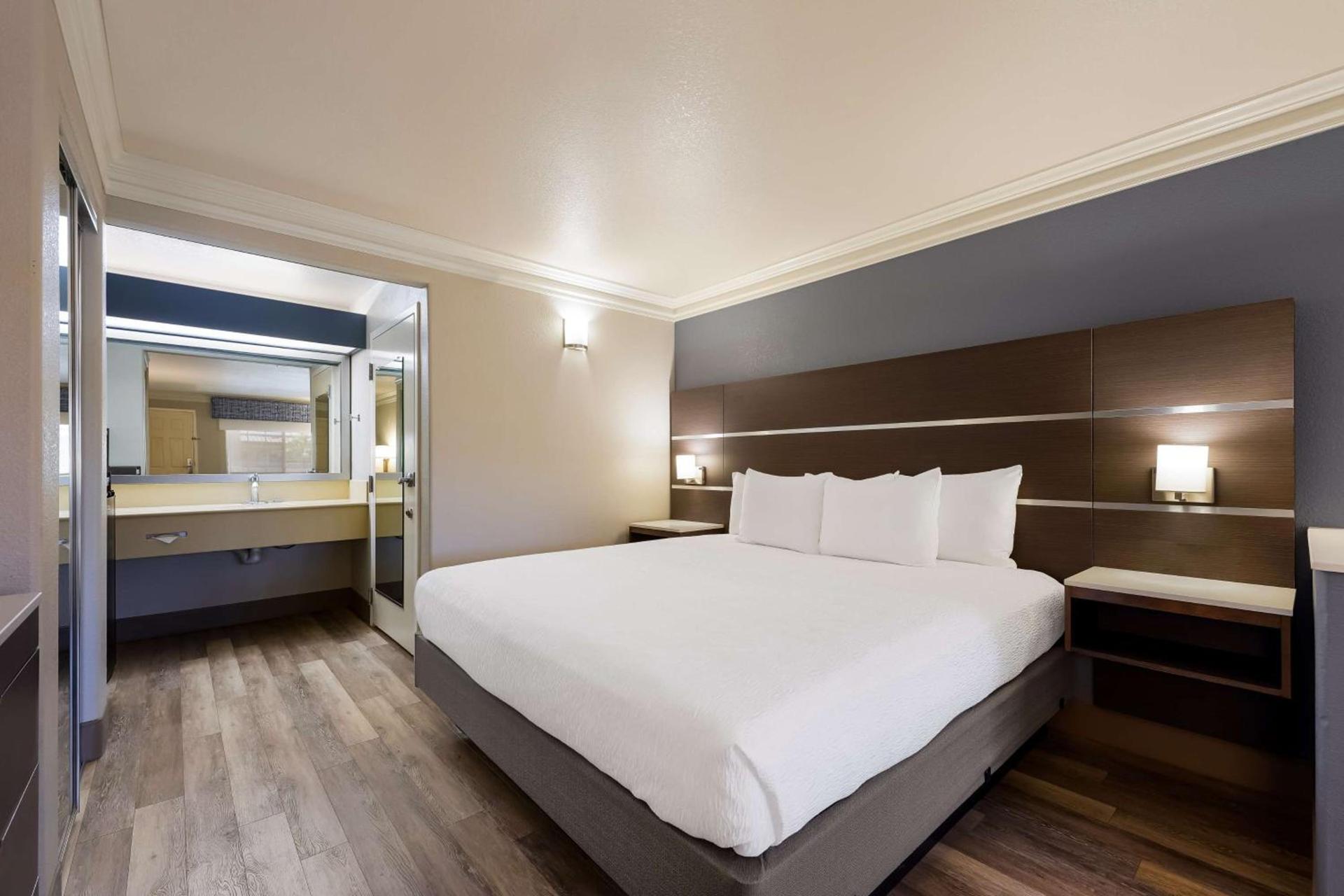 Best Western Inn & Suites Lemoore photo 14