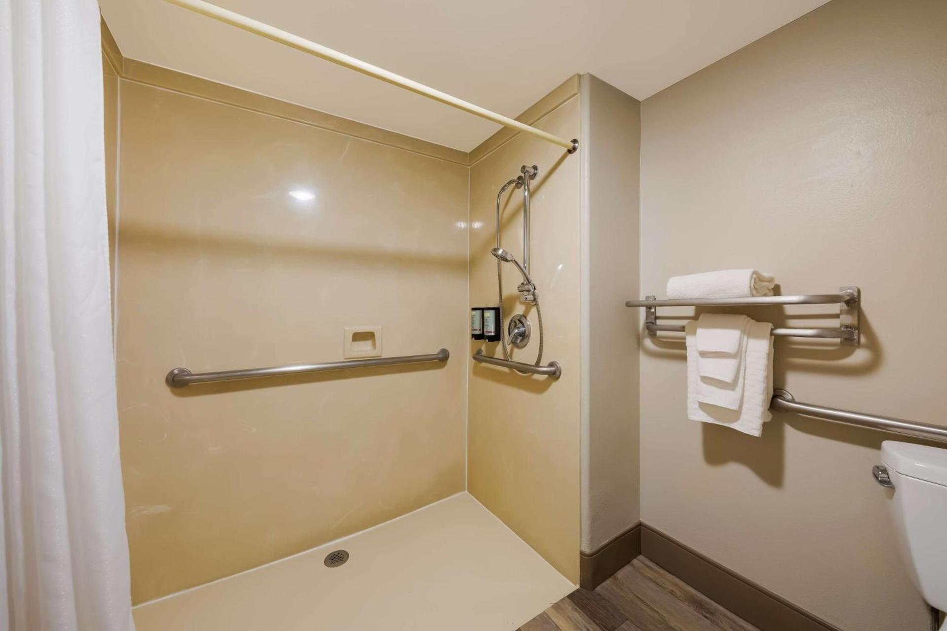Best Western Inn & Suites Lemoore photo 10