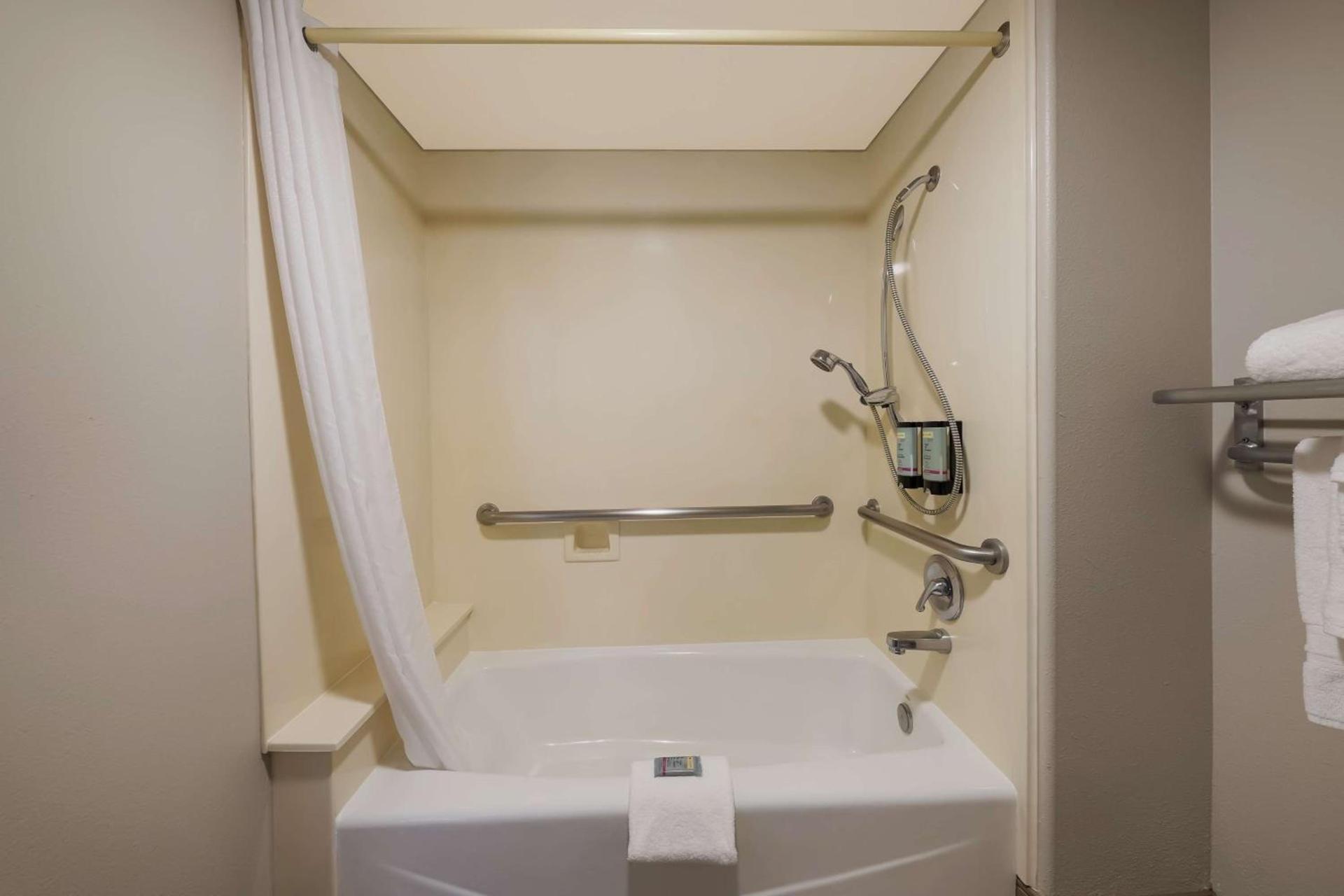 Best Western Inn & Suites Lemoore photo 24