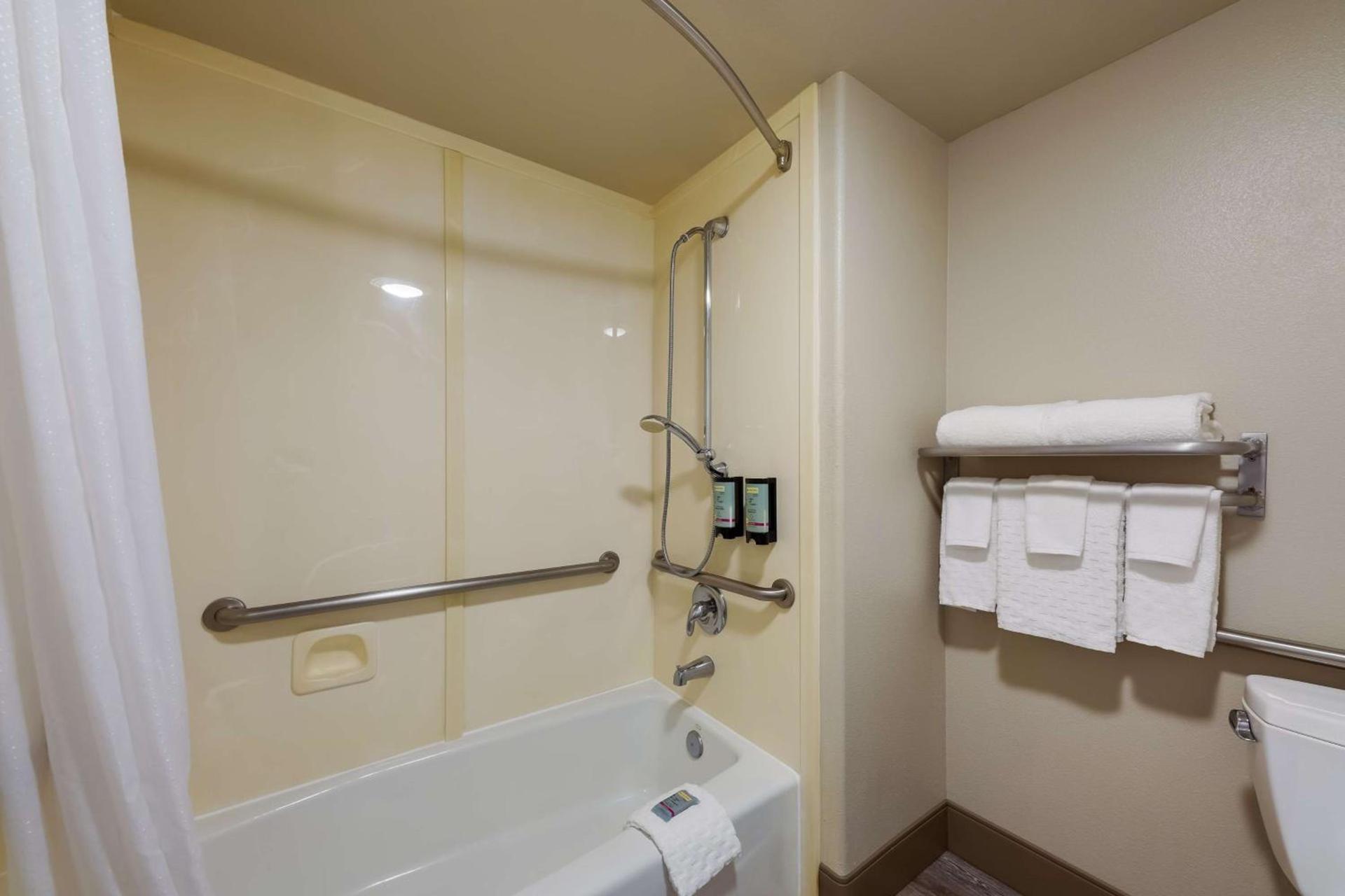 Best Western Inn & Suites Lemoore photo 12