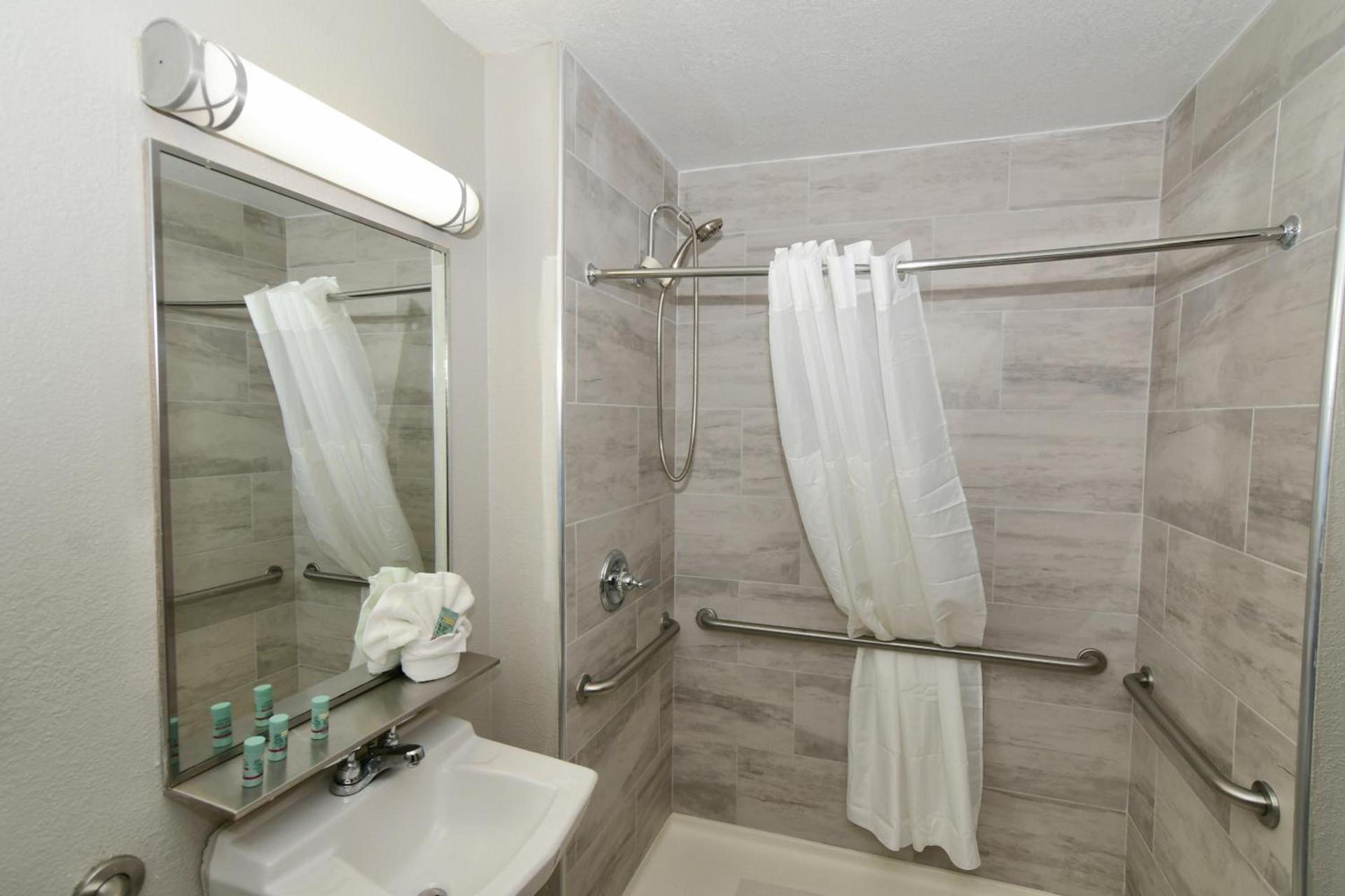 Rock Island Inn & Suites Marshalltown photo 30