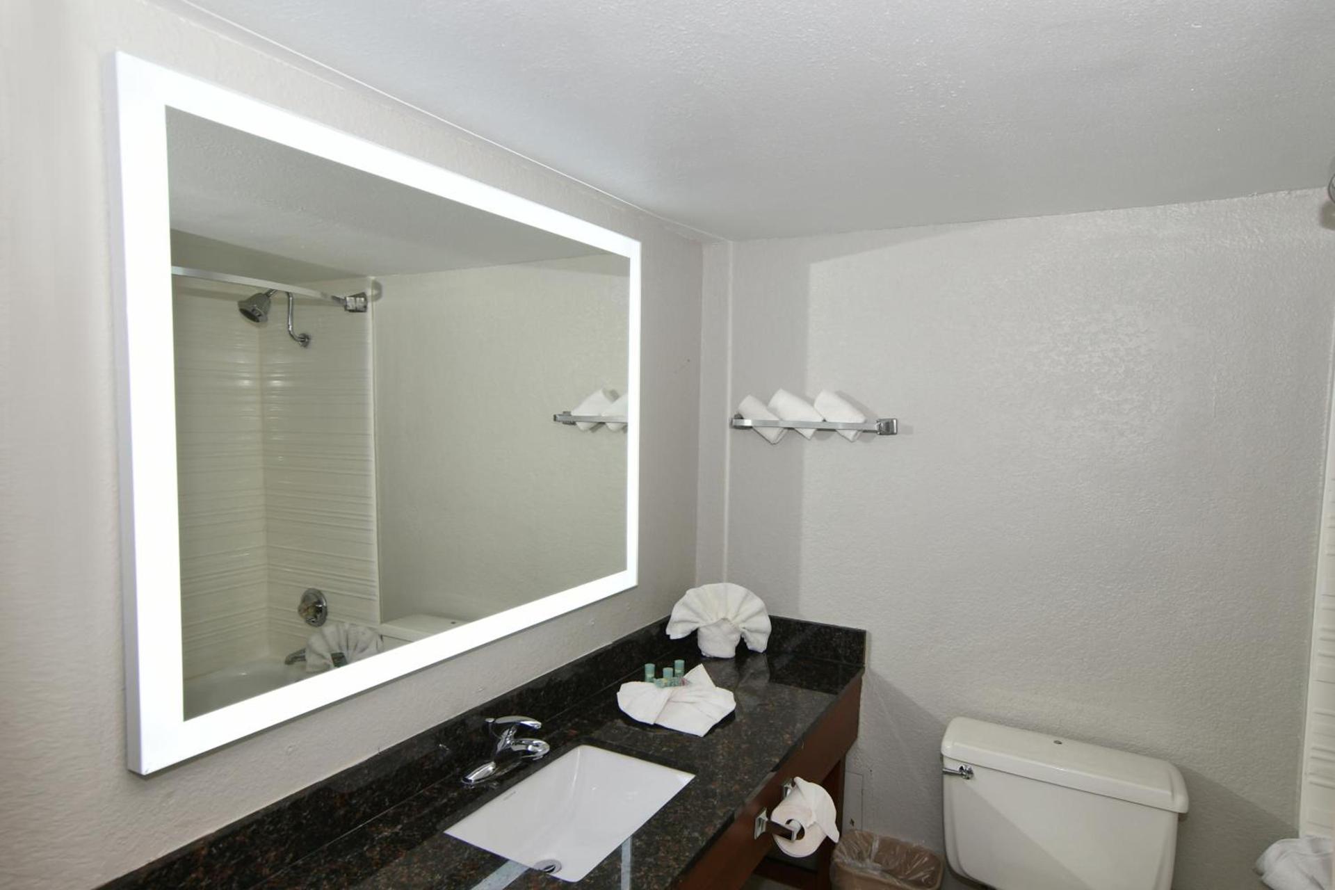 Rock Island Inn & Suites Marshalltown photo 46
