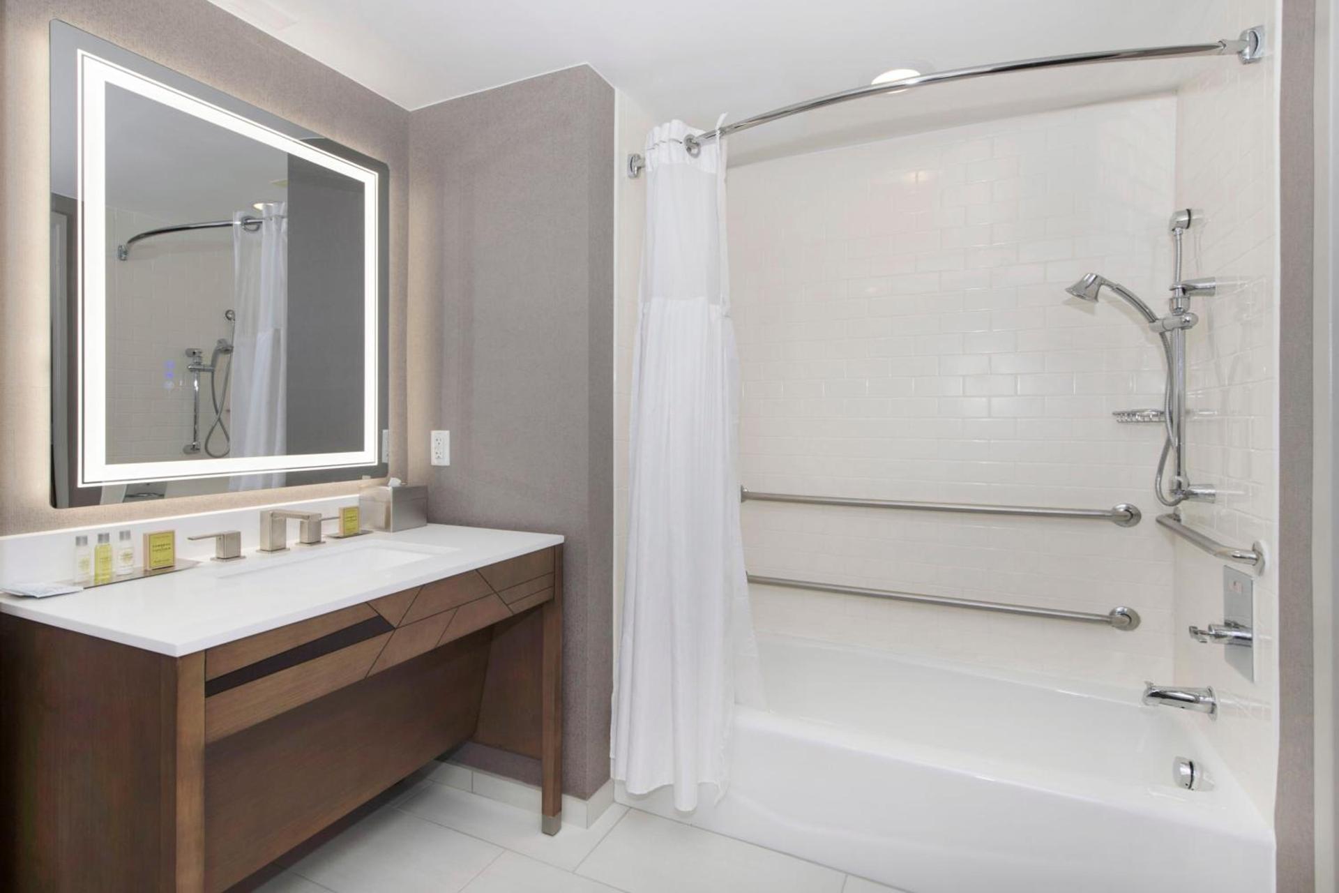 DoubleTree by Hilton Raleigh-Cary photo 44