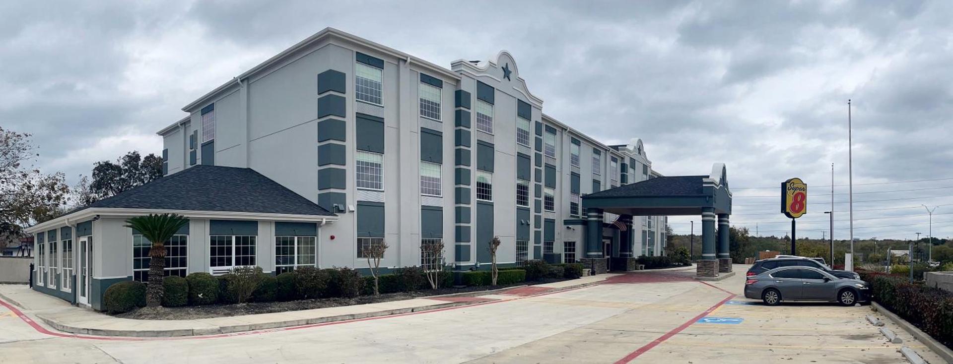 Super 8 by Wyndham San Antonio/Alamodome Area photo 1