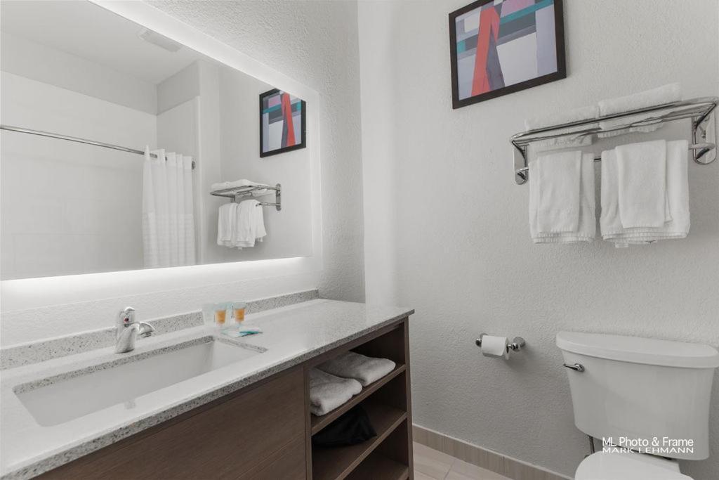 Comfort Suites Laredo - Nuevo Laredo photo 34