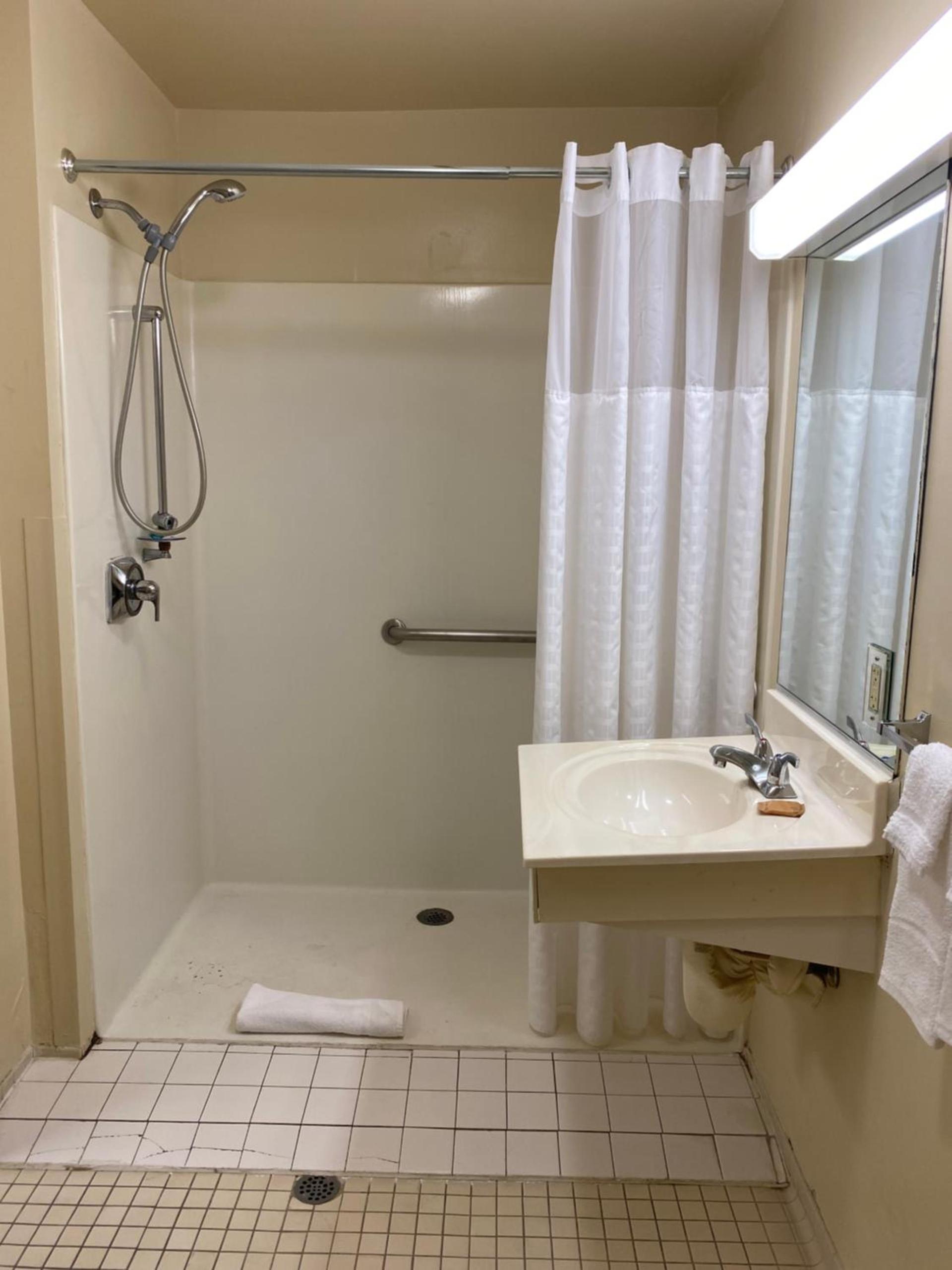 Suburban Studios Auburn Hills - Detroit photo 16