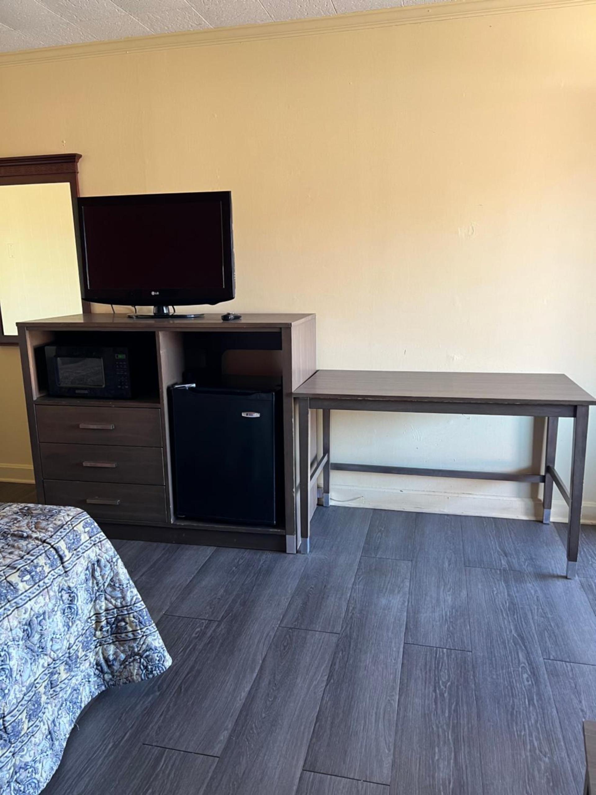 Motel 6 Williamston, NC - Highway 17 photo 26