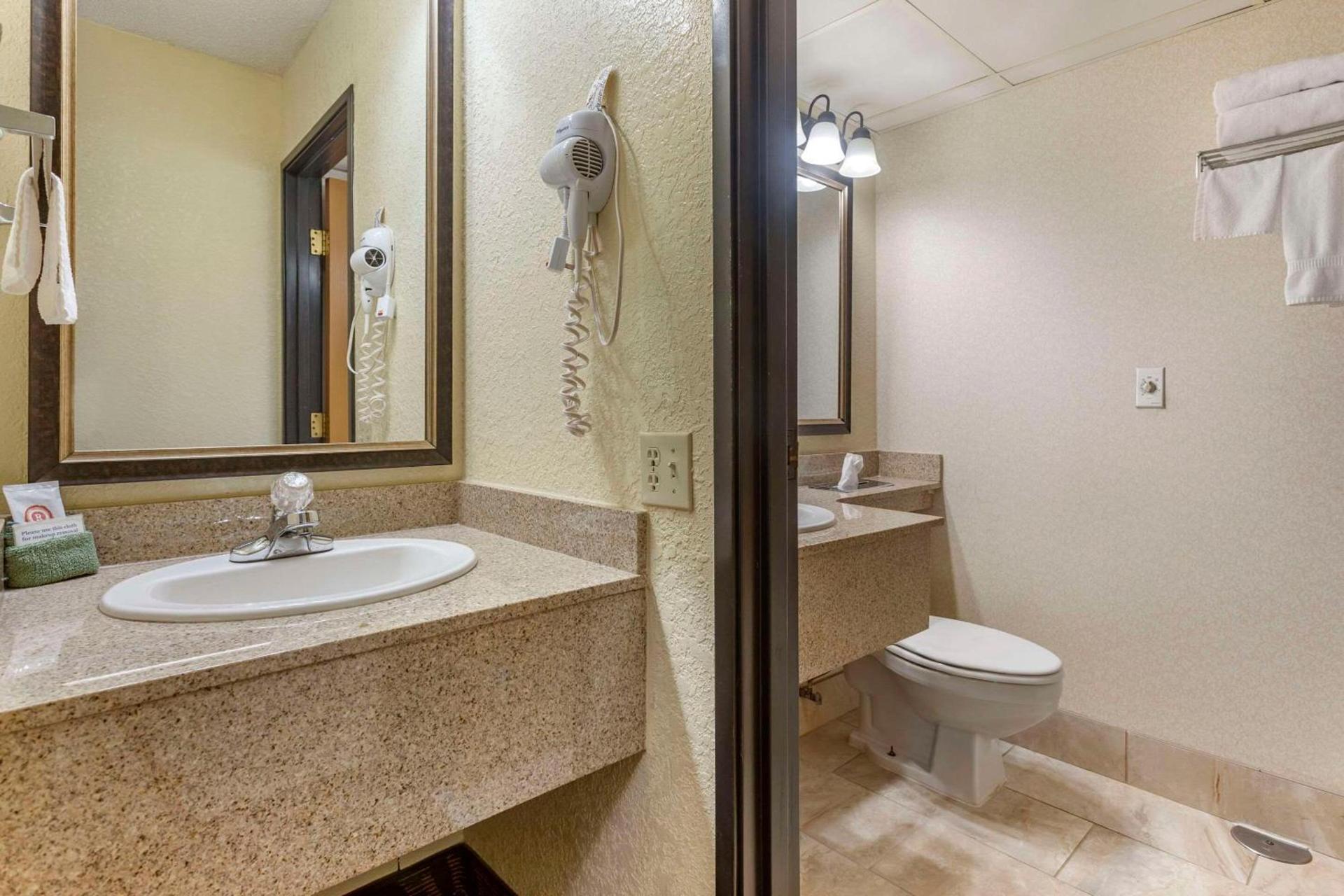Comfort Inn at Thousand Hills photo 28
