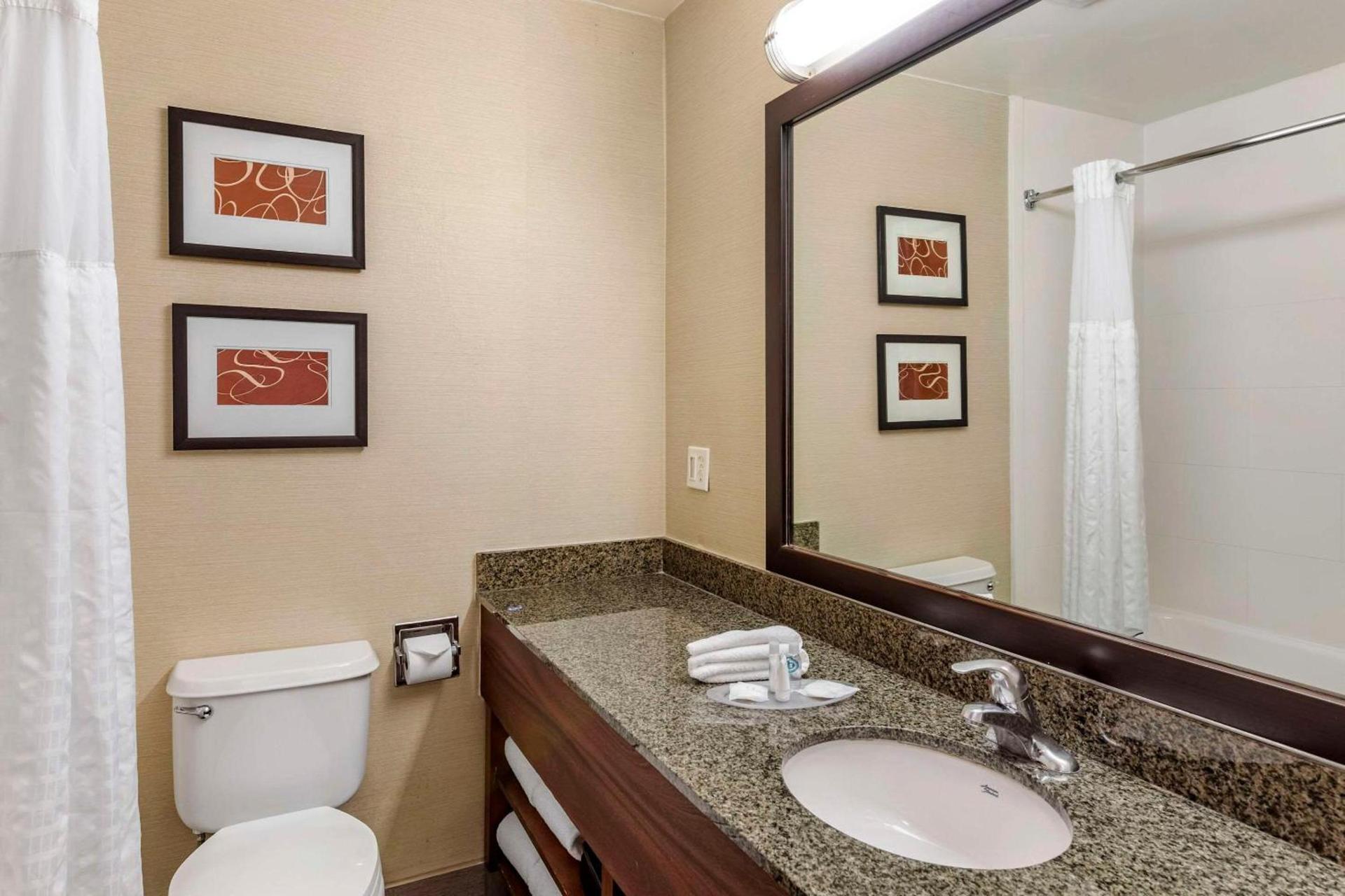 Comfort Suites Near Six Flags Magic Mountain photo 22