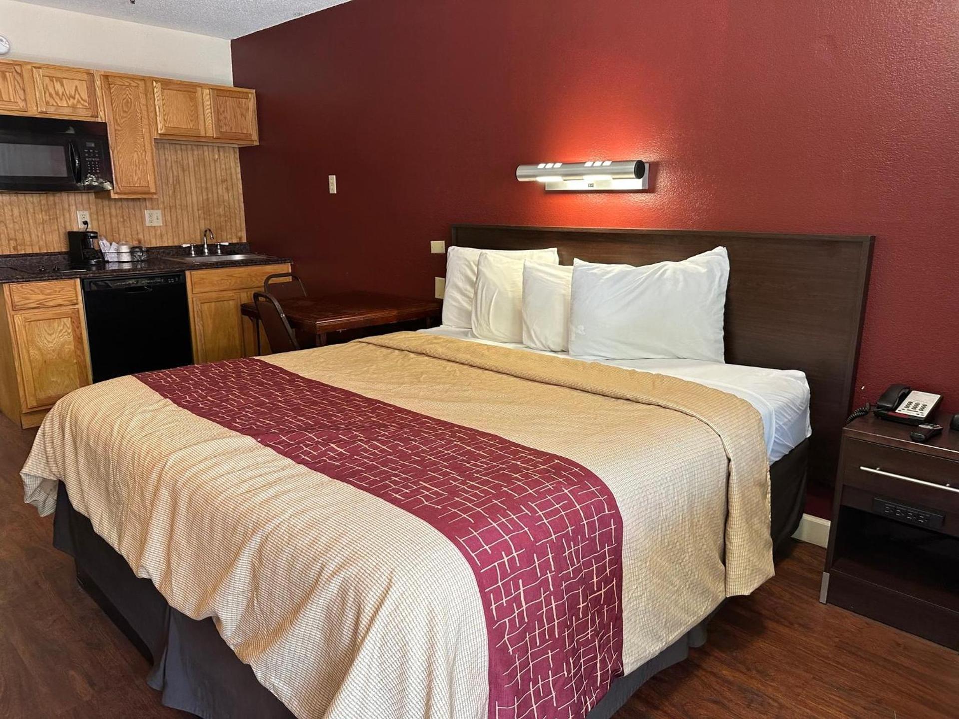 Red Roof Inn Parkersburg photo 17