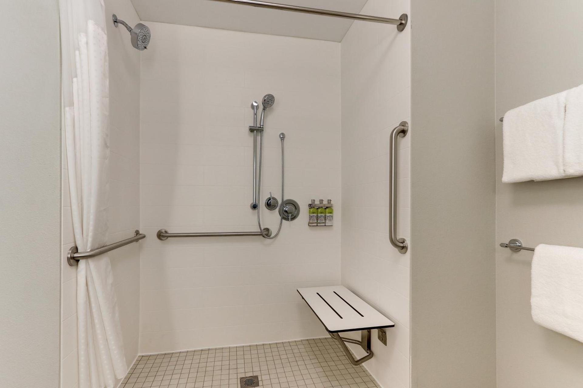 Holiday Inn Express & Suites - Roanoke – Civic Center photo 90
