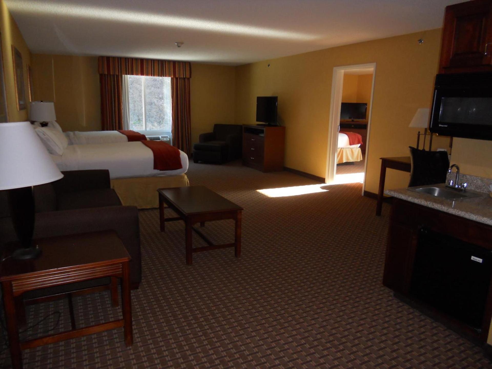 Holiday Inn Express and Suites Hazard by IHG photo 9