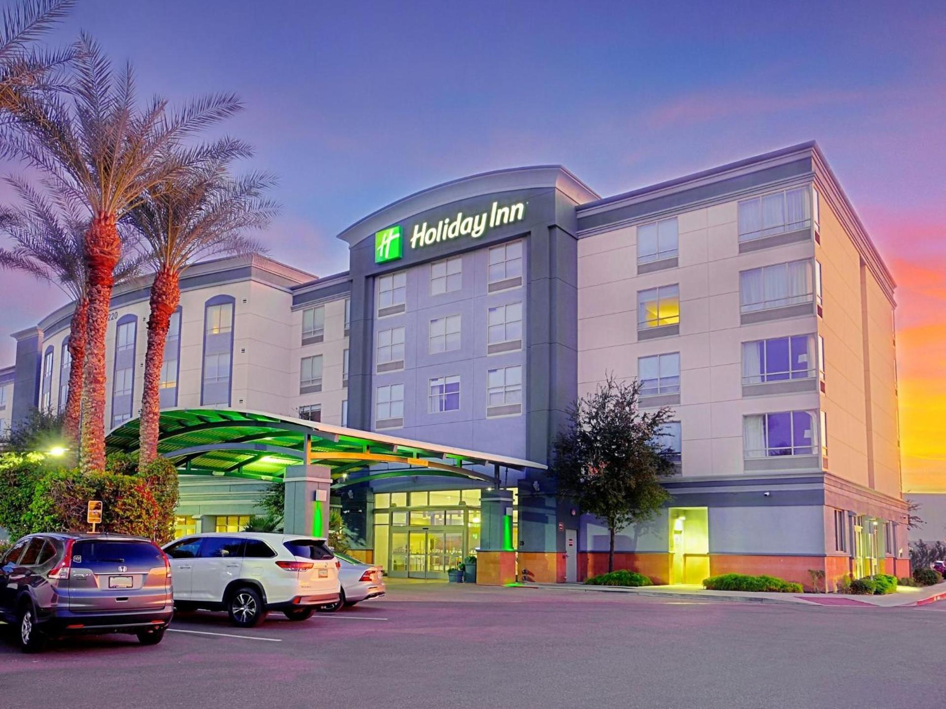 Holiday Inn & Suites Phoenix Airport by IHG photo 1