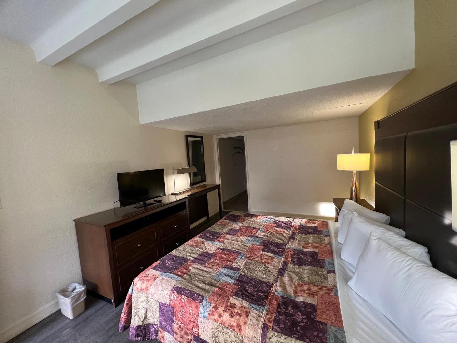 James River Inn & Suites photo 3