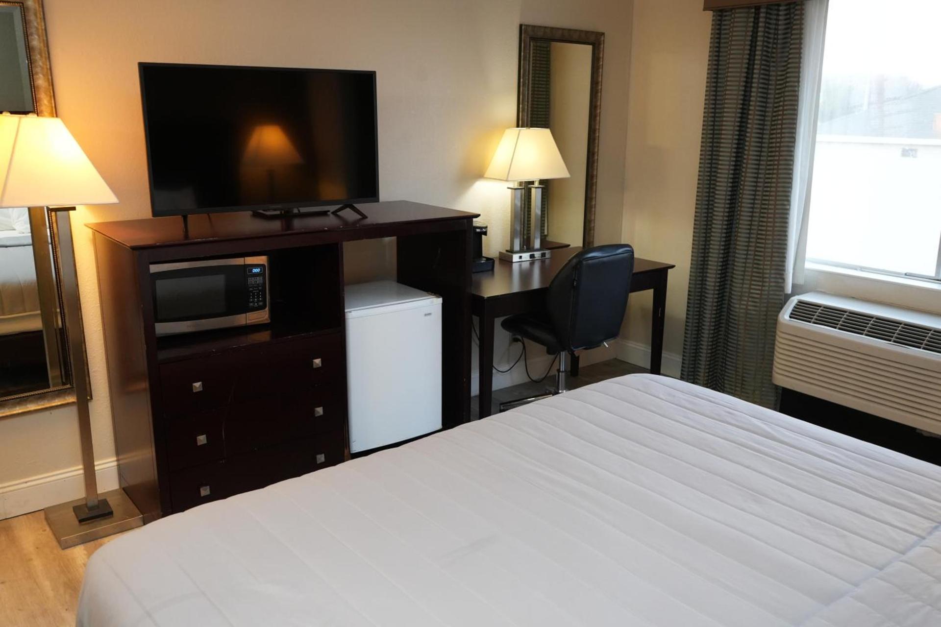 Copley Inn & Suites By OYO Akron OH photo 16