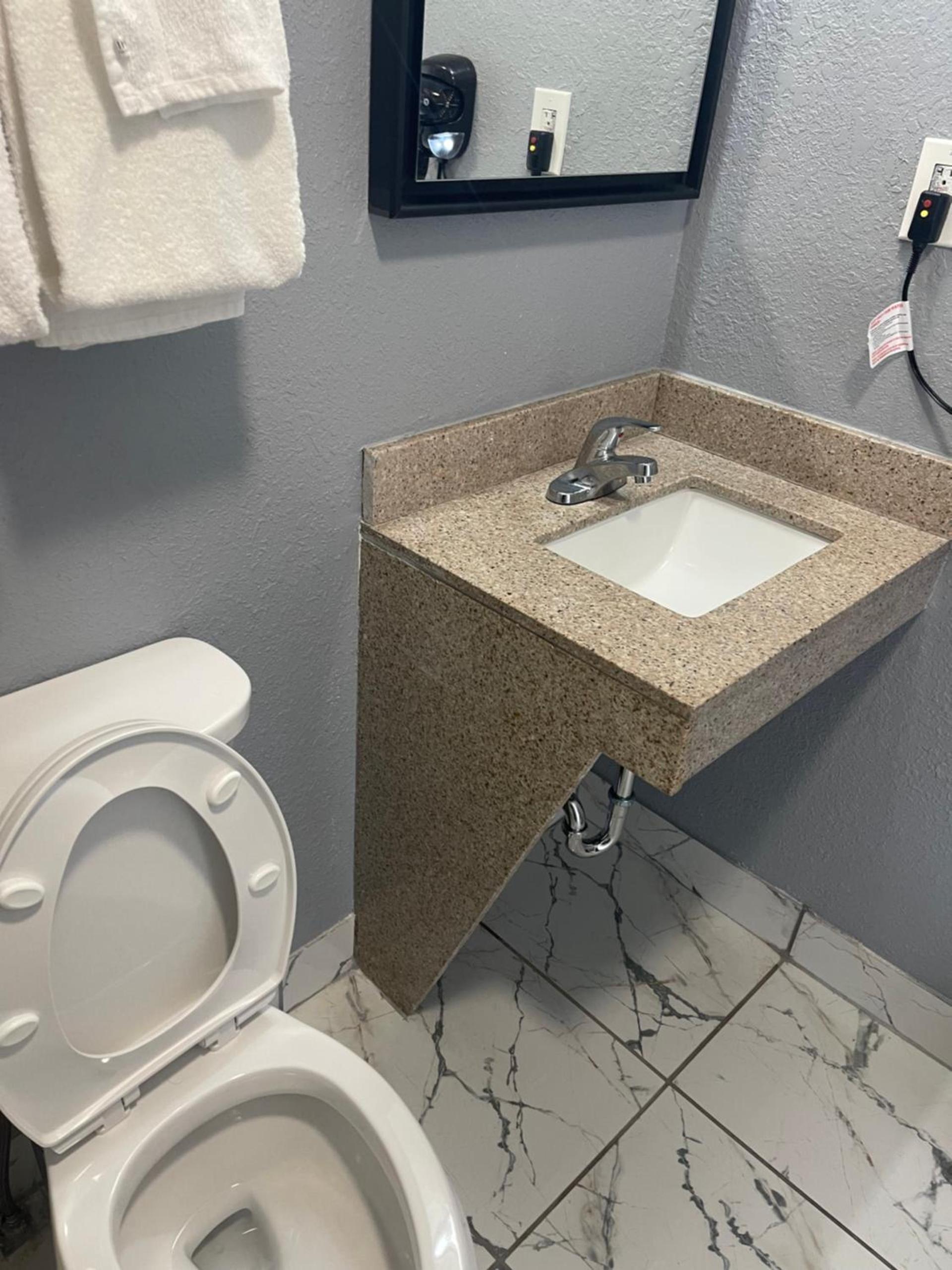 Americas Best Value Inn-Savannah photo 11