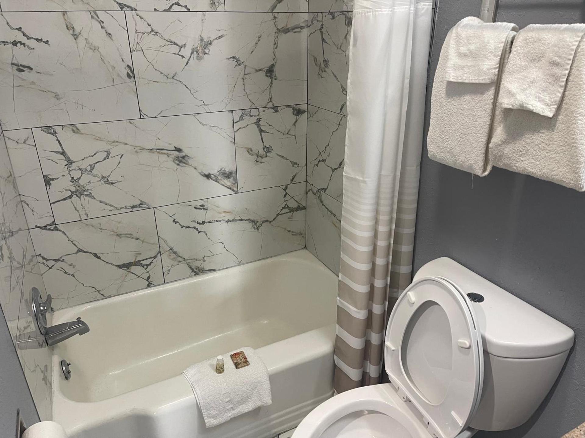 Americas Best Value Inn-Savannah photo 13