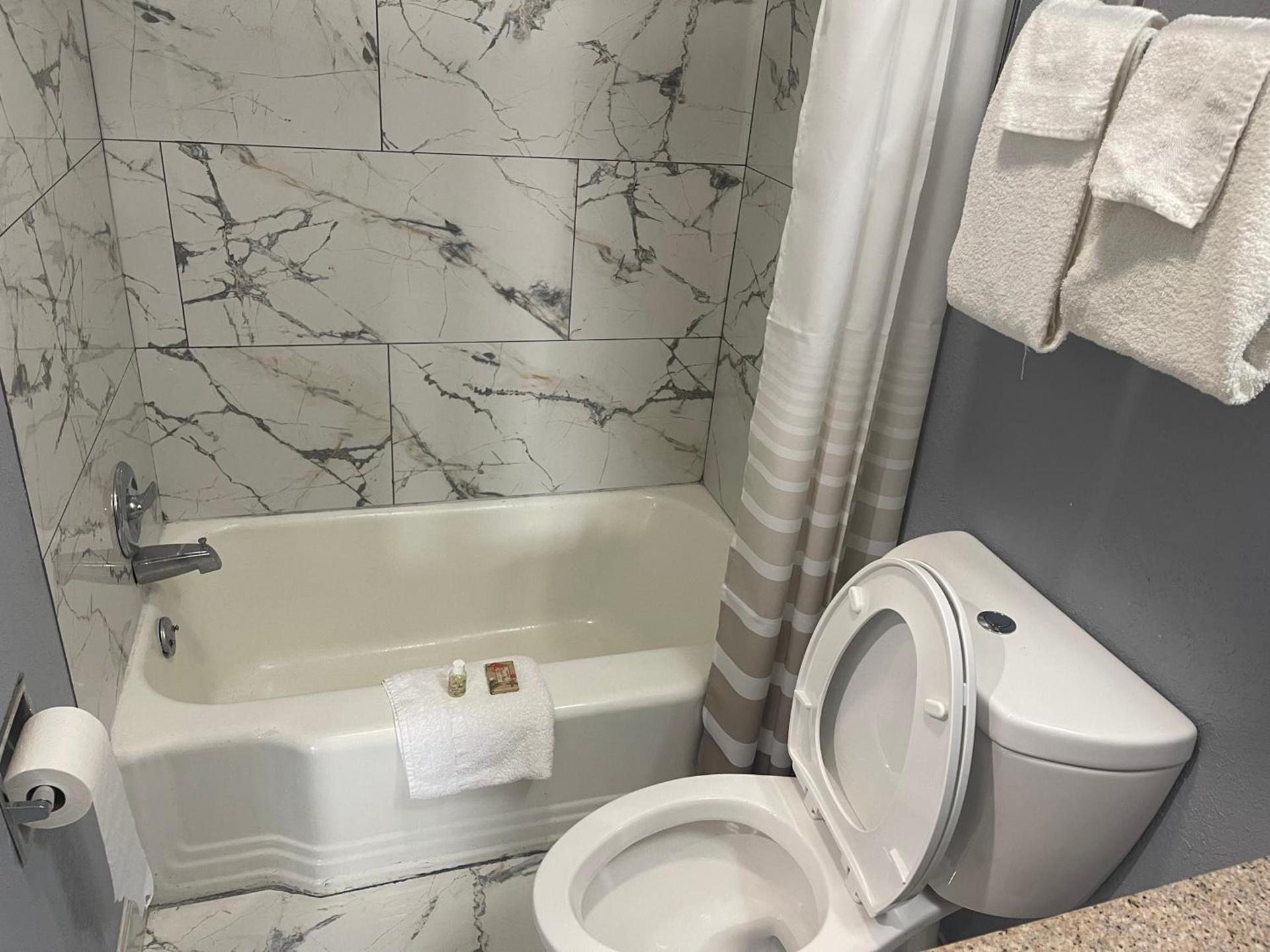 Americas Best Value Inn-Savannah photo 9