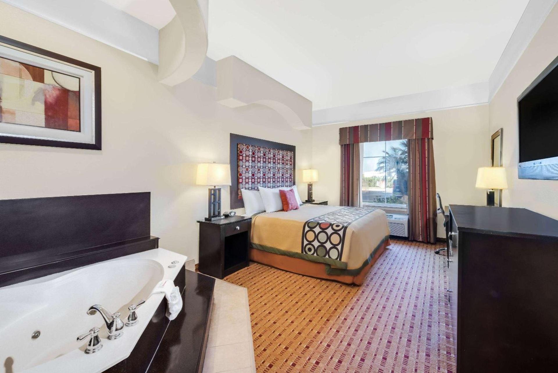 Super 8 by Wyndham Hidalgo at La Plaza Mall & Mcallen Airport photo 5