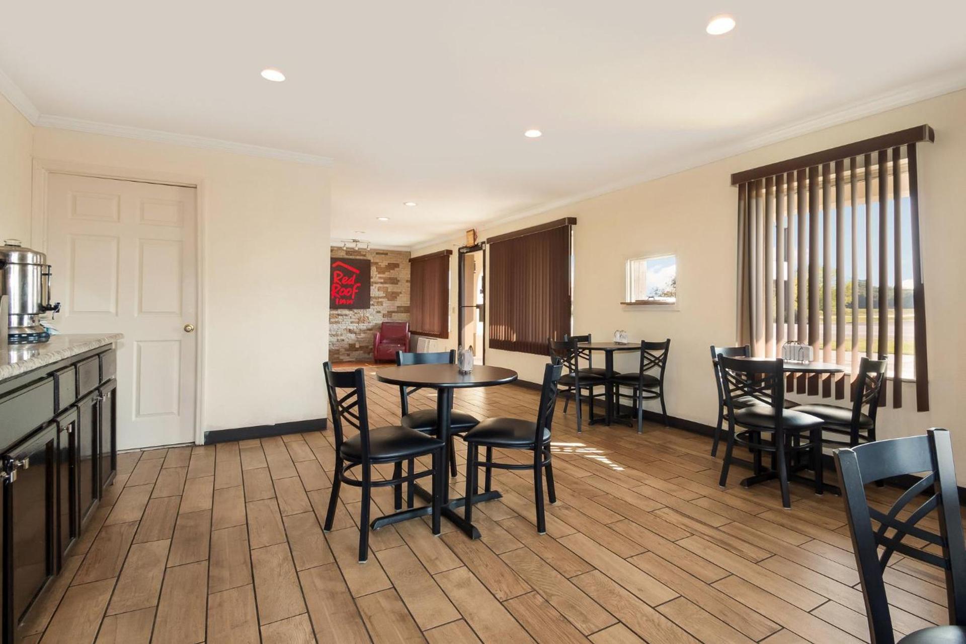Red Roof Inn Santee photo 15