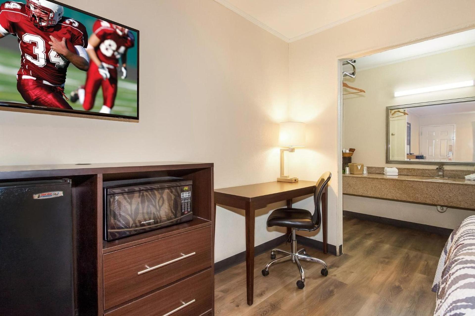 Red Roof Inn Santee photo 29