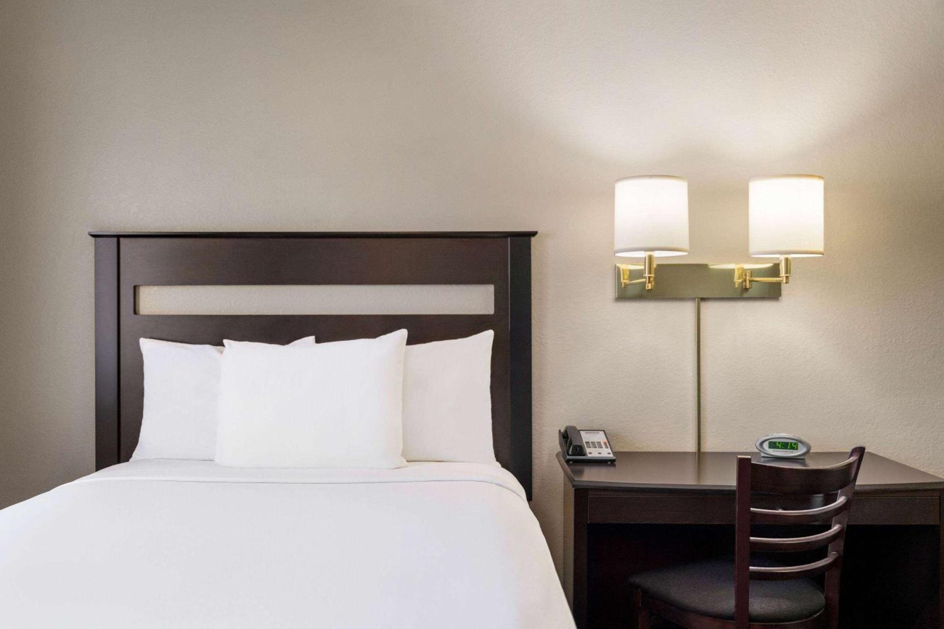 Travelodge by Wyndham Dexter photo 10