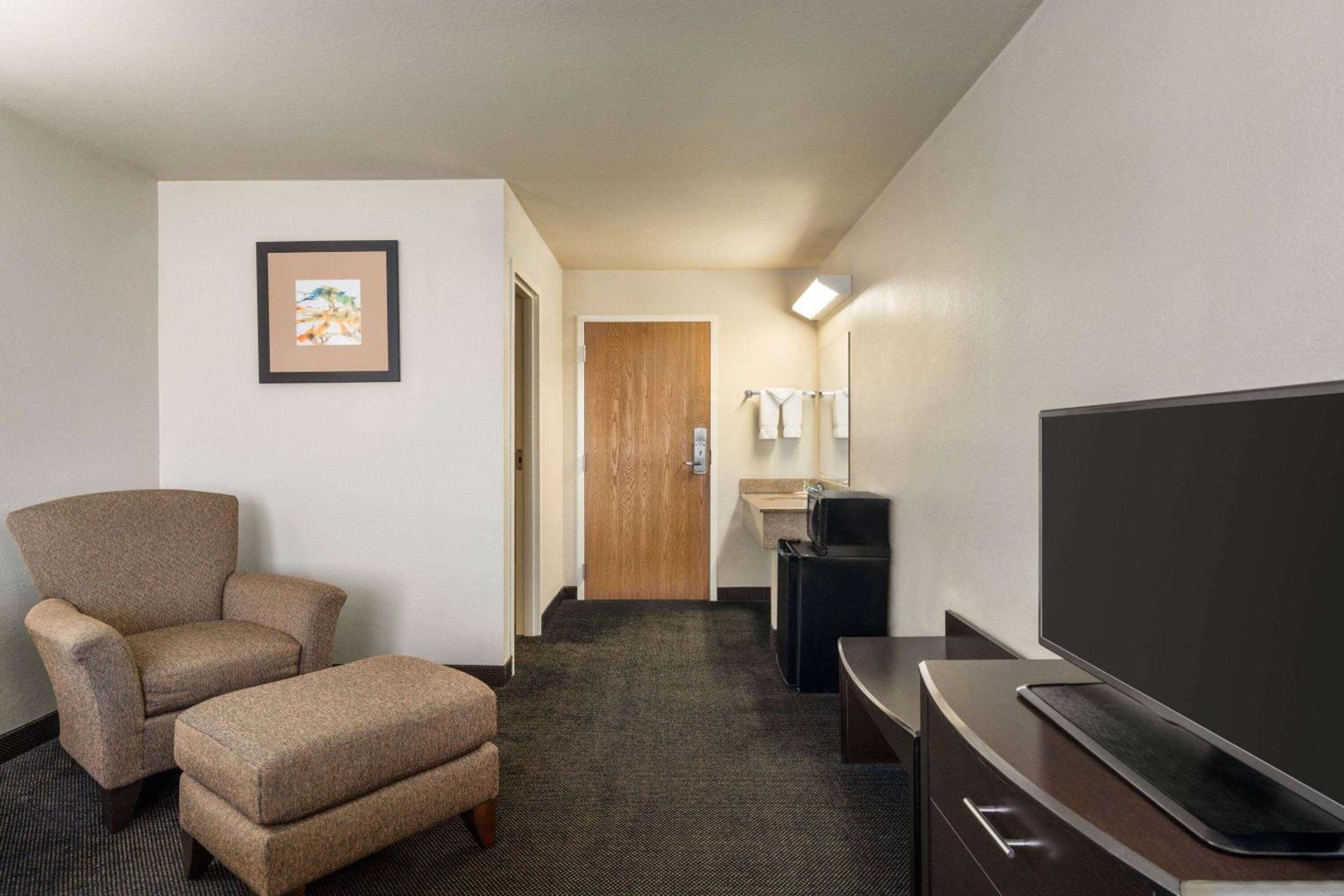 Travelodge by Wyndham Dexter photo 23