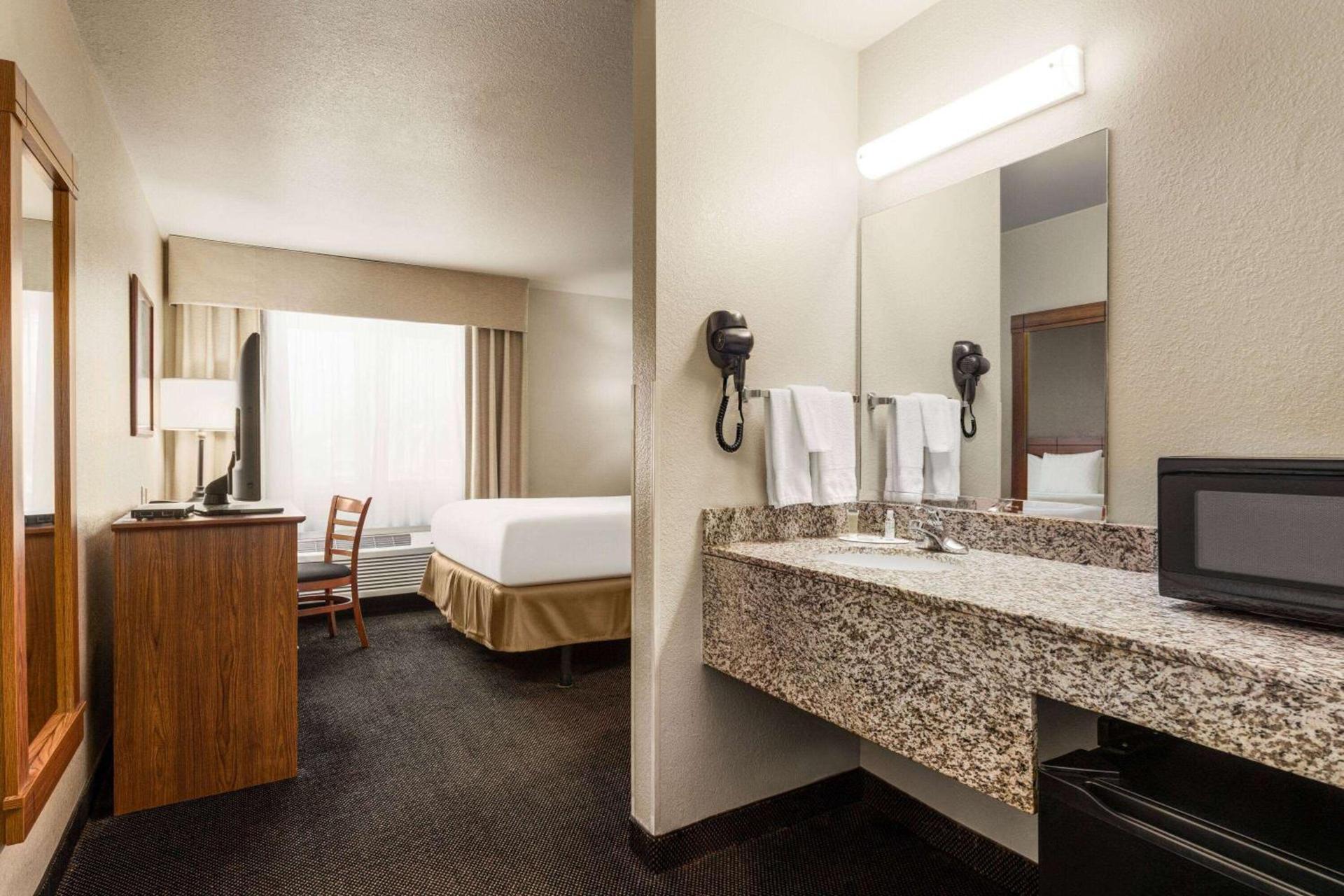 Travelodge by Wyndham Dexter photo 35