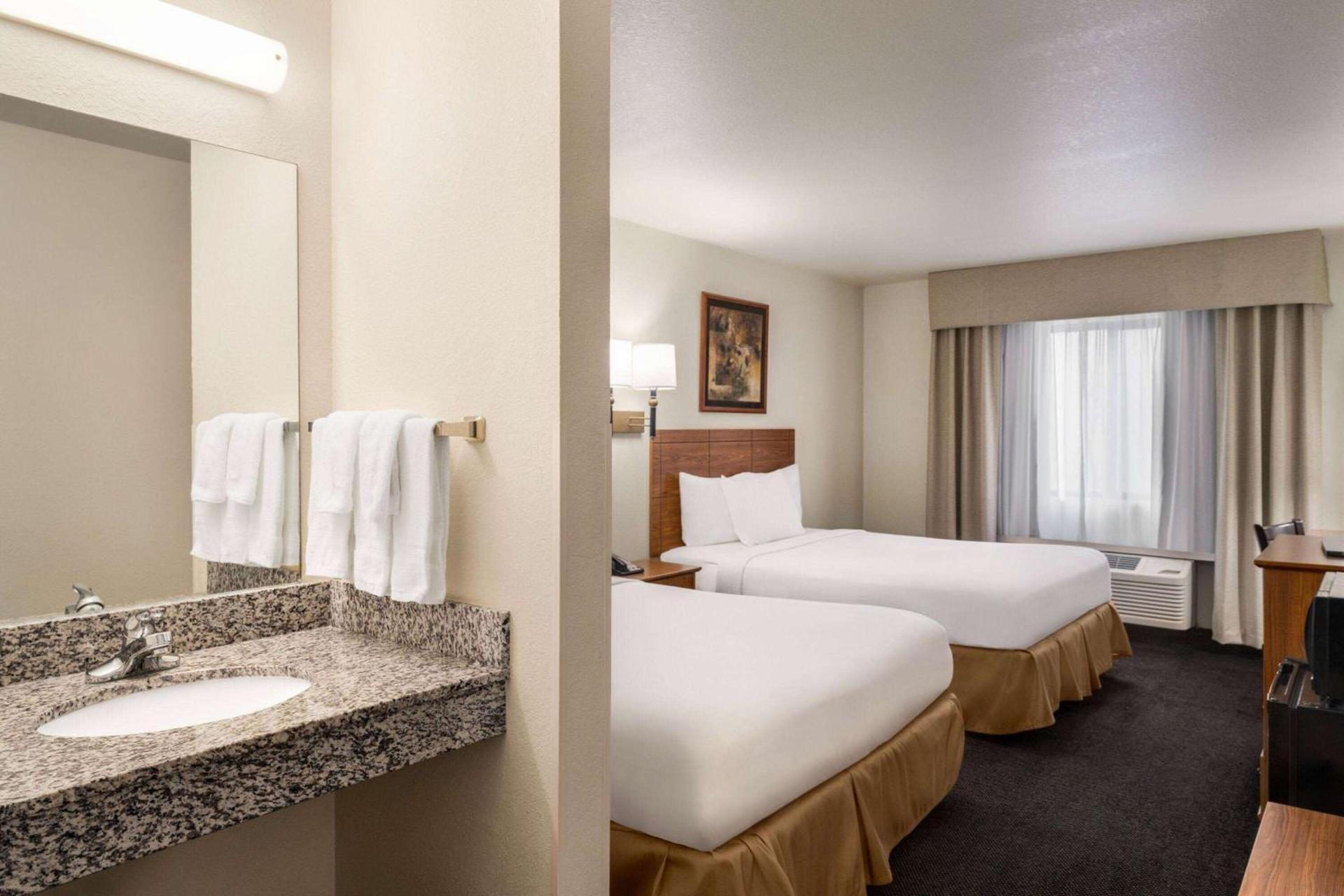 Travelodge by Wyndham Dexter photo 42