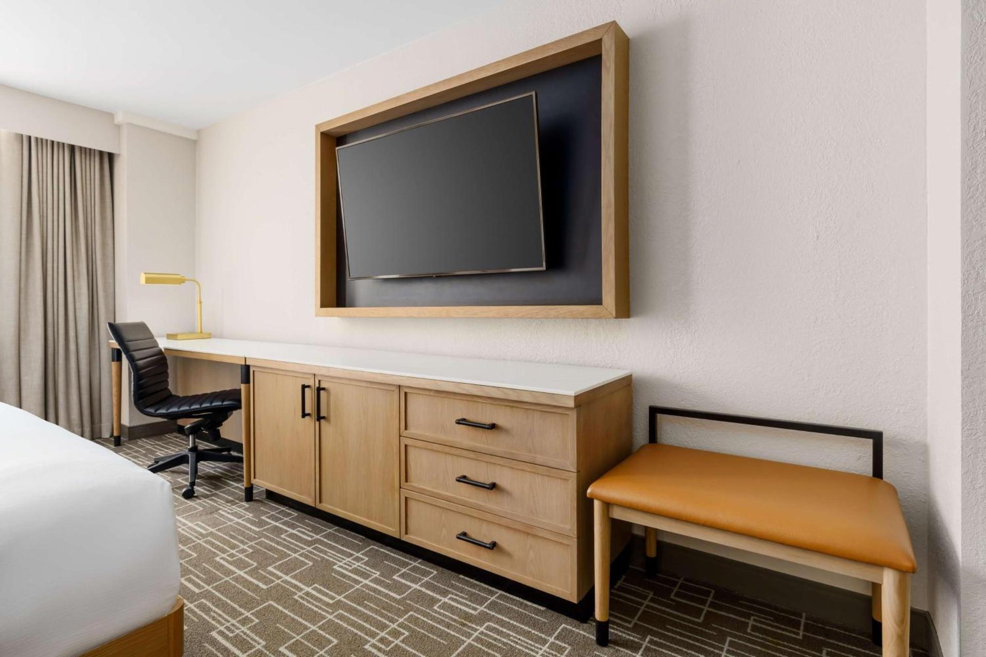 DoubleTree by Hilton Charlotte City Center photo 46