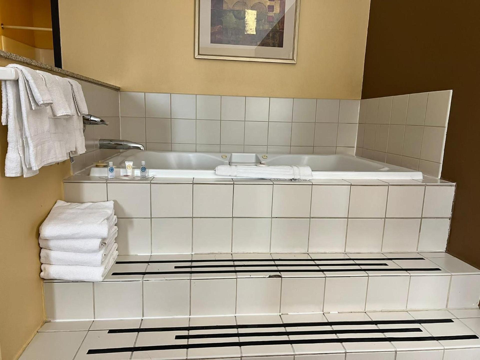 Comfort Suites Louisville East photo 83