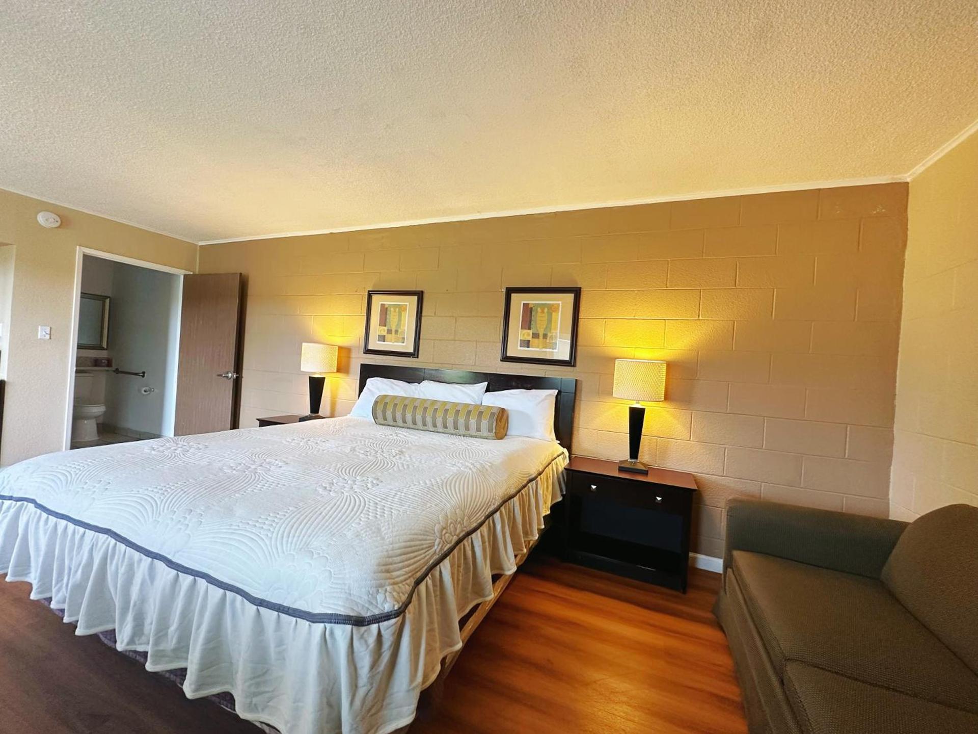 Royal Inn and Suites photo 29