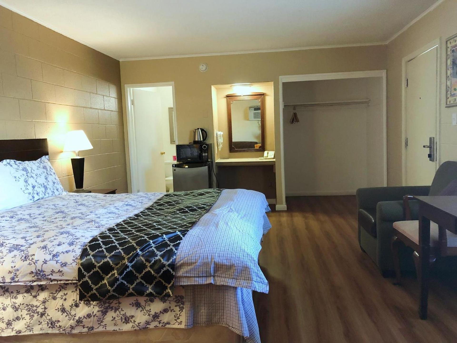 Royal Inn and Suites photo 9