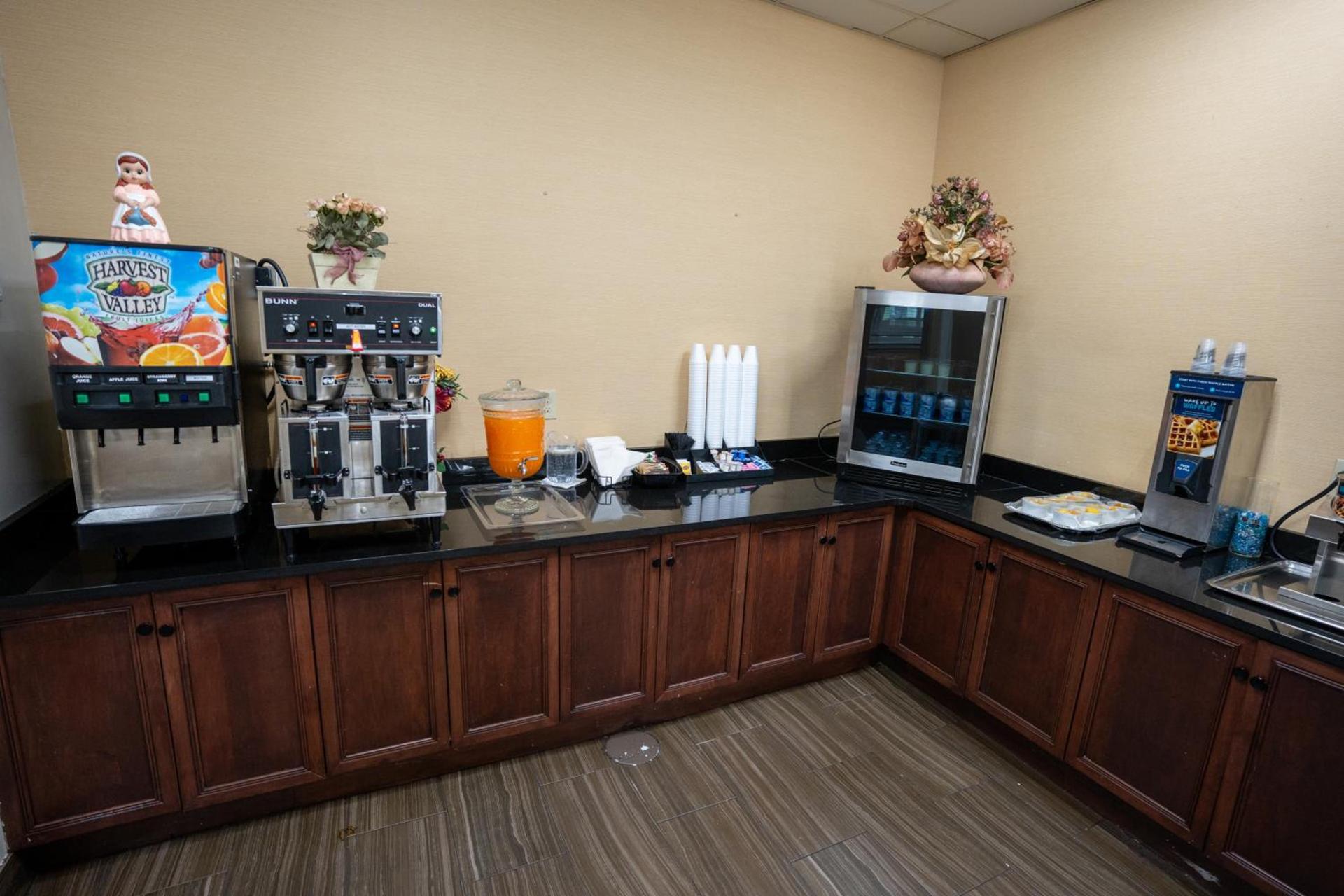 Clarion Hotel Detroit Metro Airport photo 56