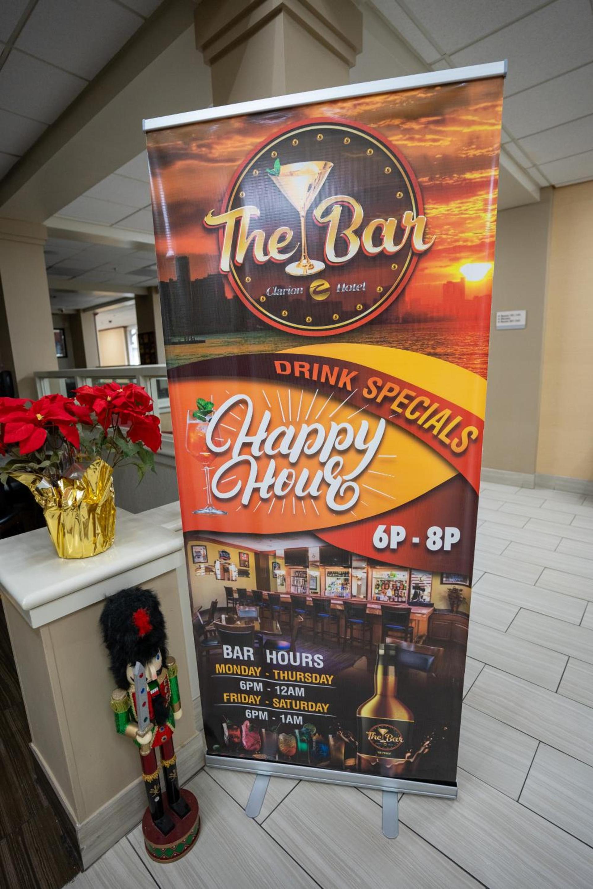 Clarion Hotel Detroit Metro Airport photo 75
