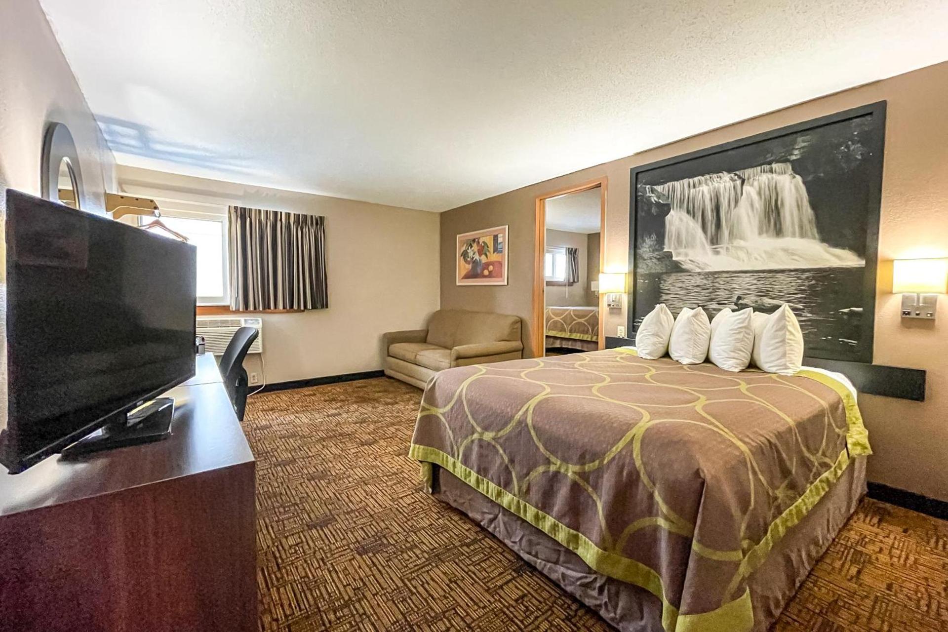Super 8 by Wyndham Indianapolis Emerson photo 30