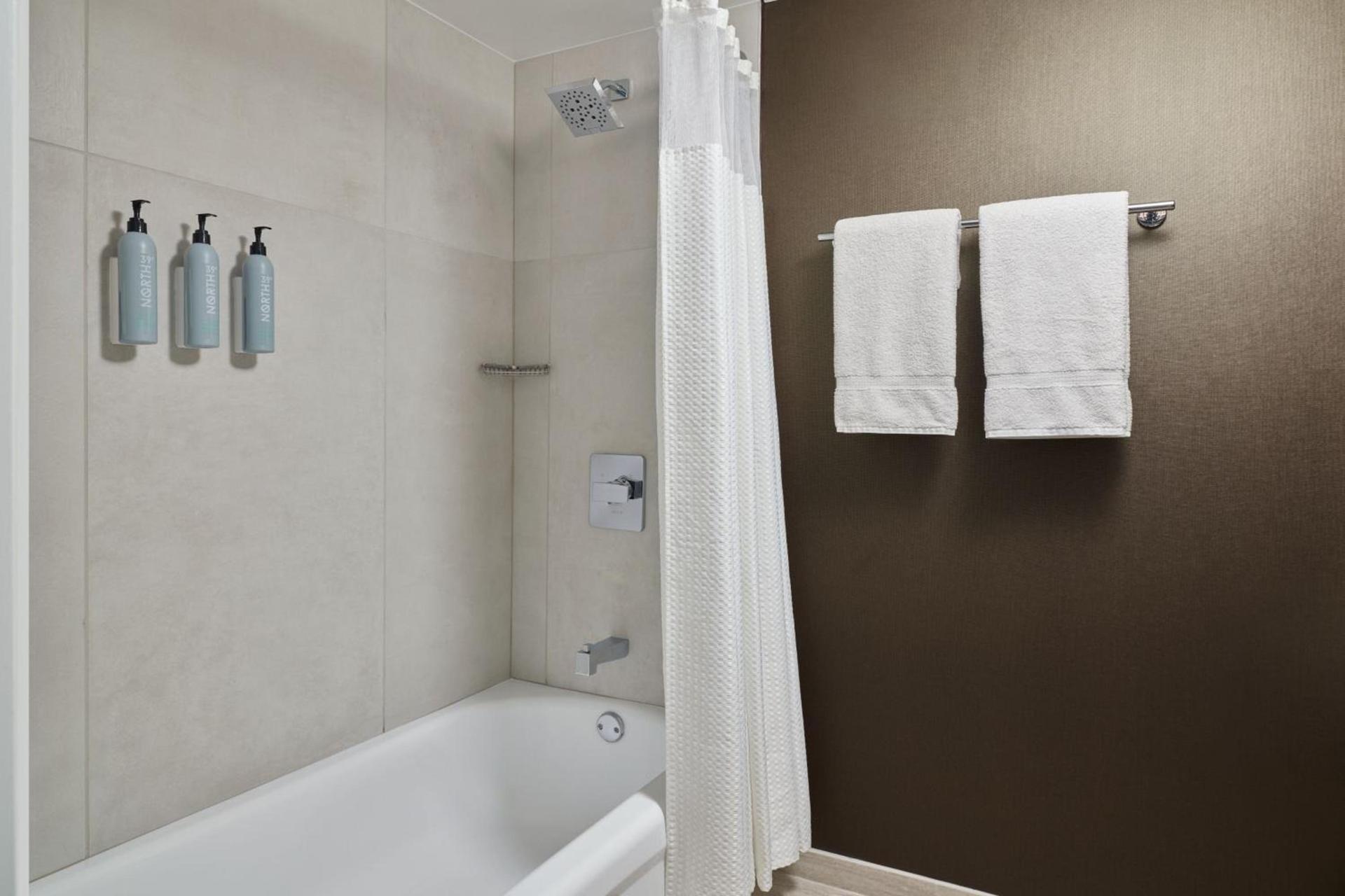 Courtyard by Marriott Los Angeles Pasadena Old Town photo 30