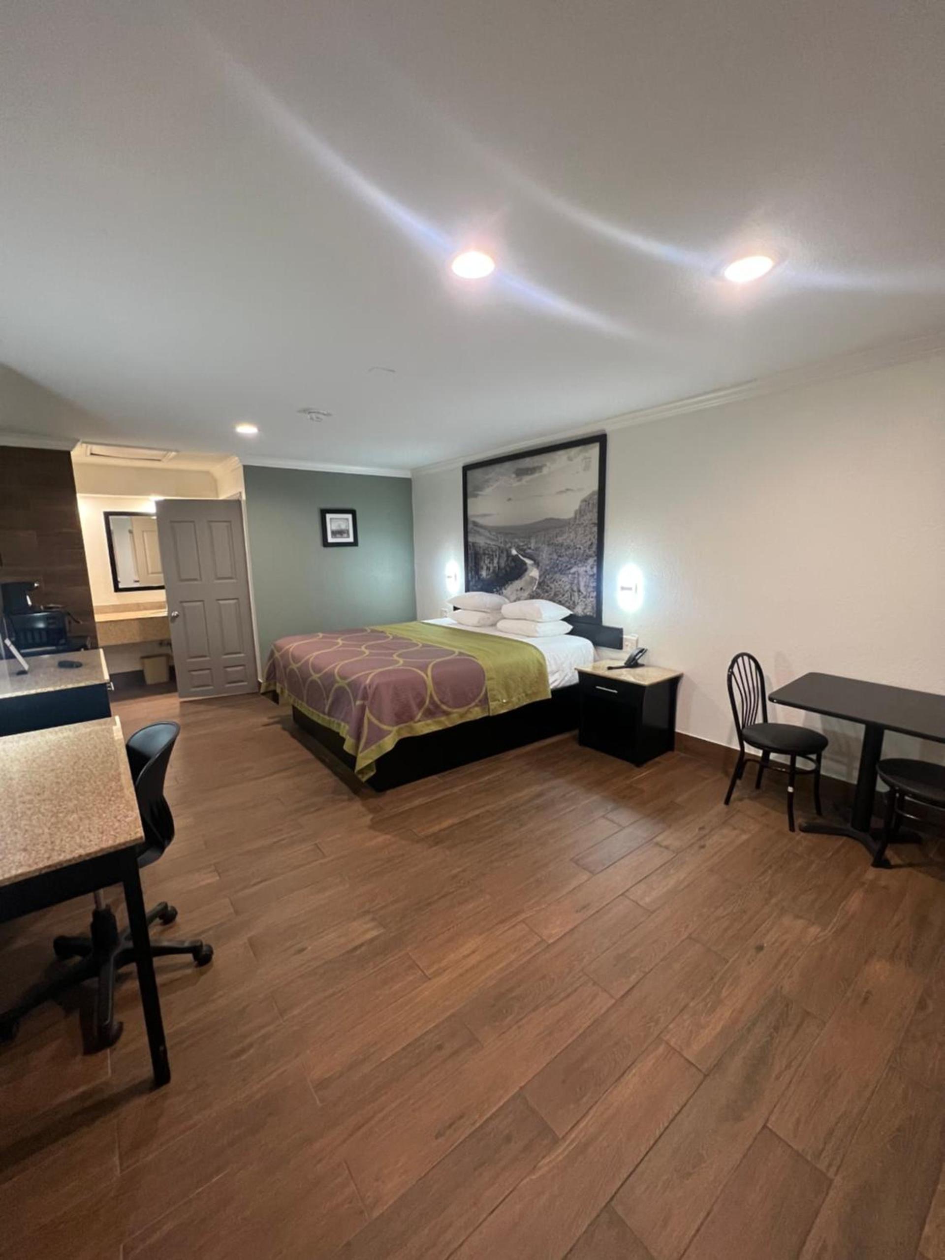 Super 8 by Wyndham McAllen-Downtown-Airport-LA Plaza Mall photo 31