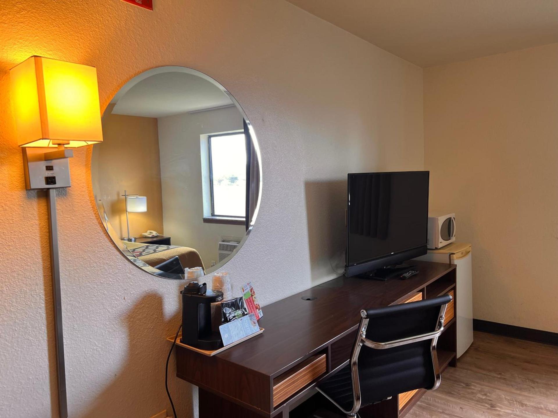 Super 8 by Wyndham Elizabethtown photo 32