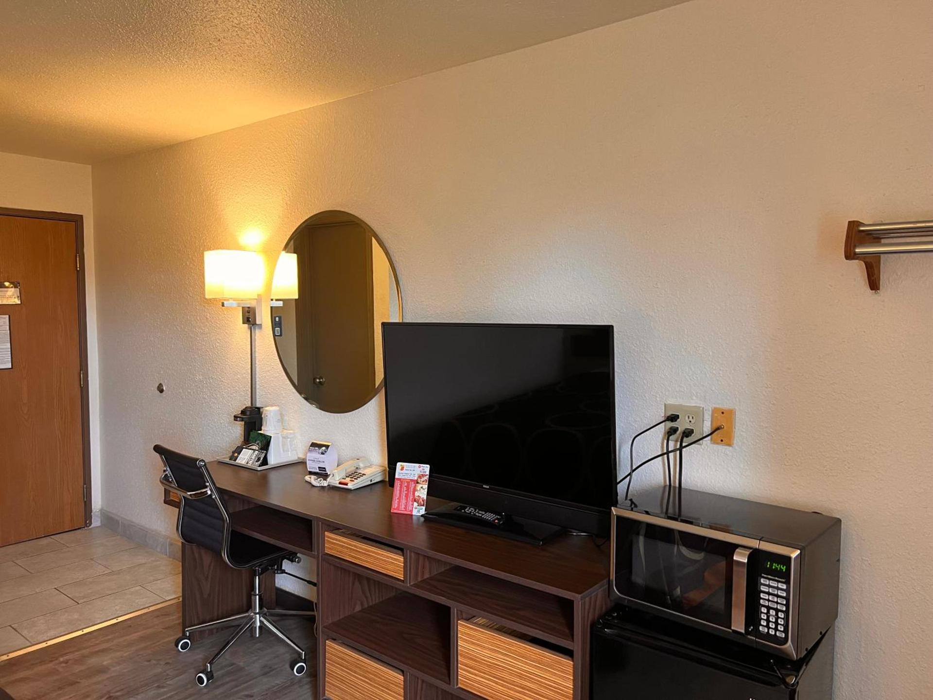 Super 8 by Wyndham Elizabethtown photo 39