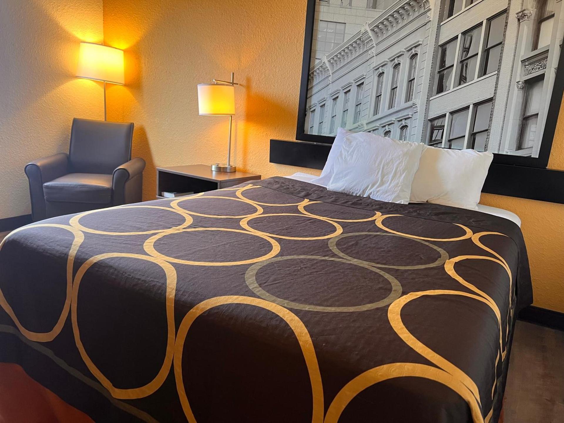 Super 8 by Wyndham Elizabethtown photo 42